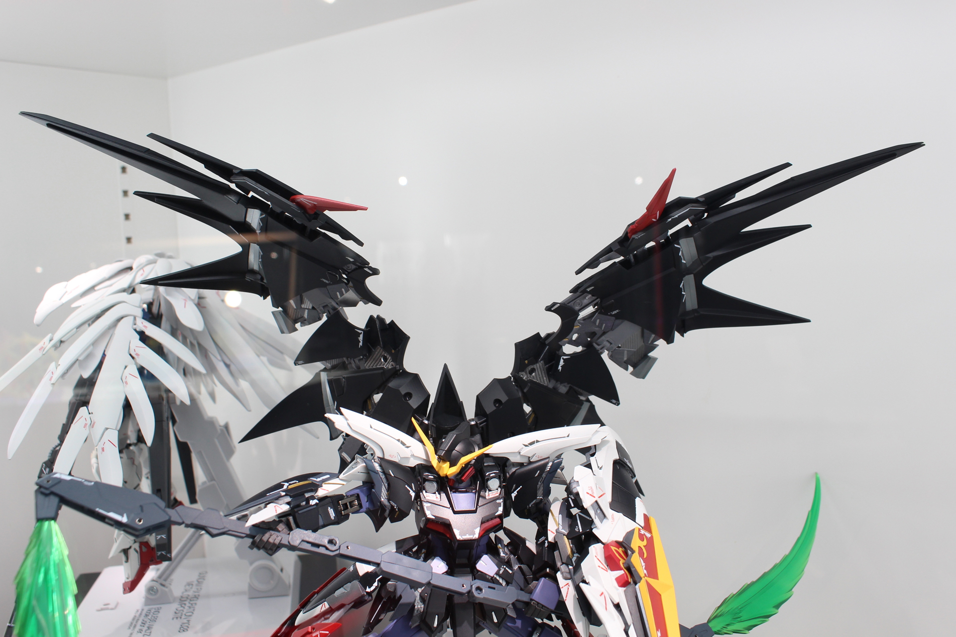 大きく開くアクティブクローク。もちろん防御形態も再現できる