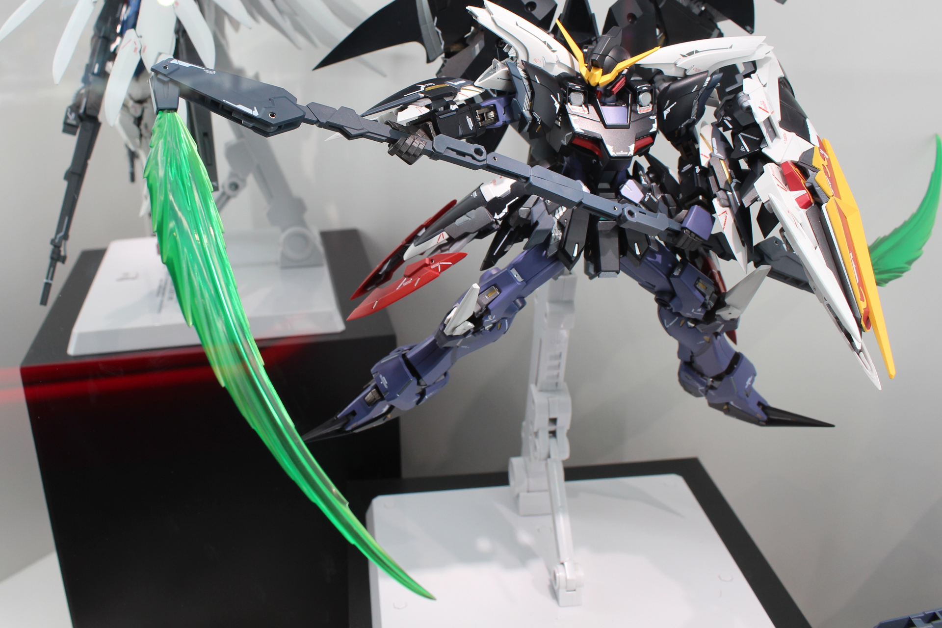 アードラー装備と呼ばれるオリジナル武装。組み替えで形状の異なる武器となる