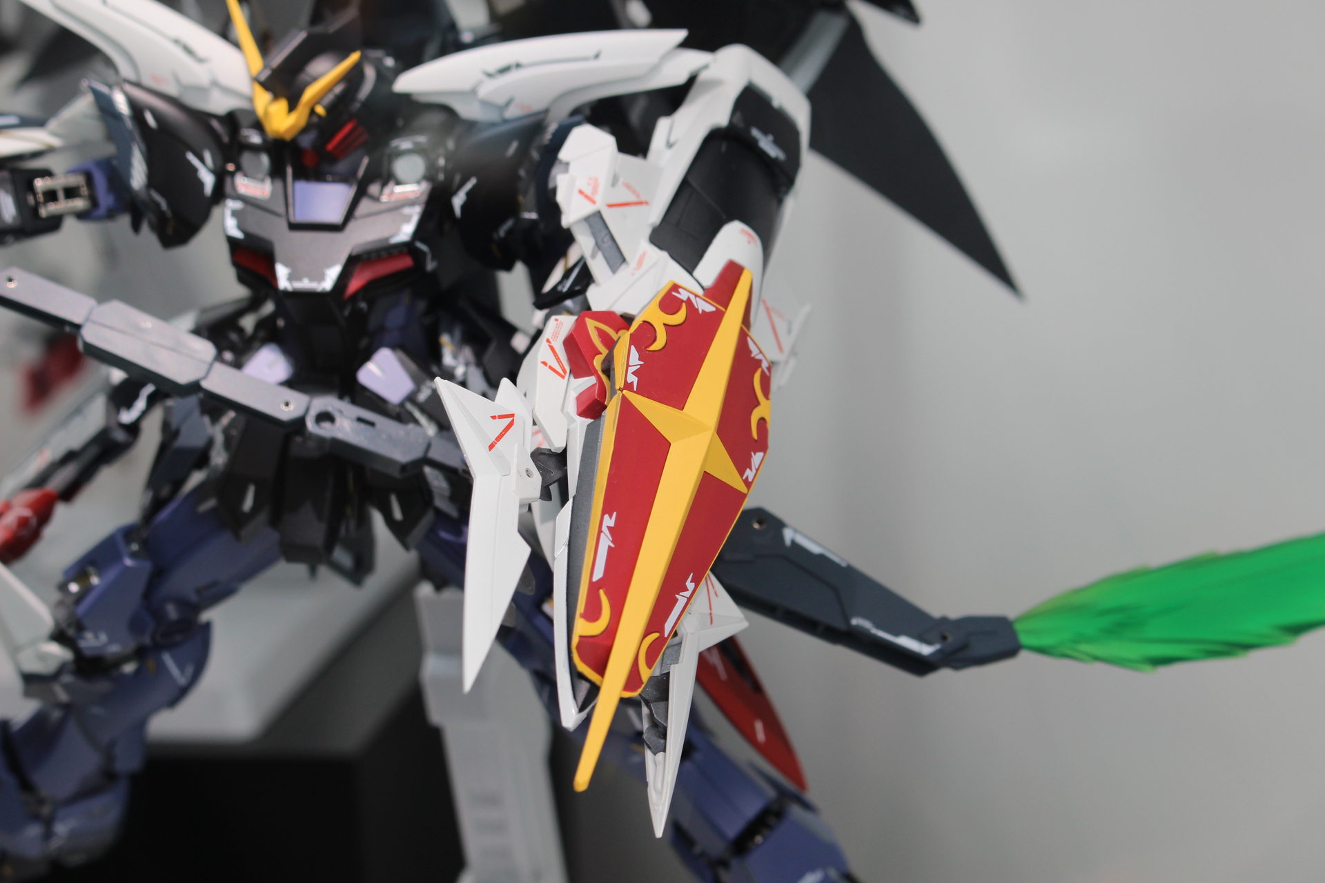 バスターシールドヘルは、クロー展開やビーム刃のエフェクトパーツ取り付けが可能