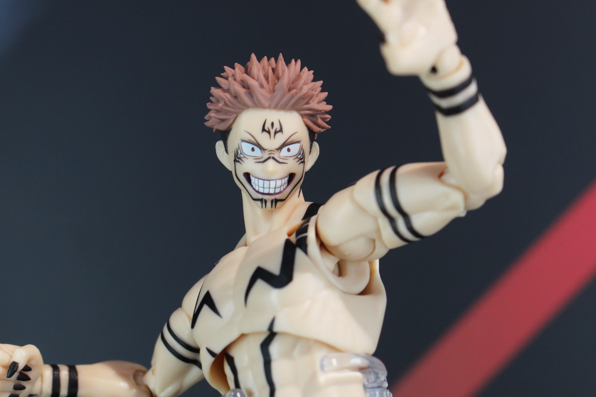 歯をむき出しにした攻撃的な表情パーツ。第2の目ももちろん再現