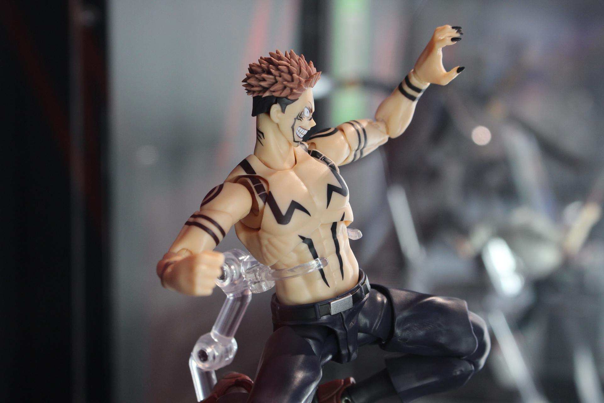 身体に浮き出た紋様や黒く伸びた爪などワイルドな魅力がある