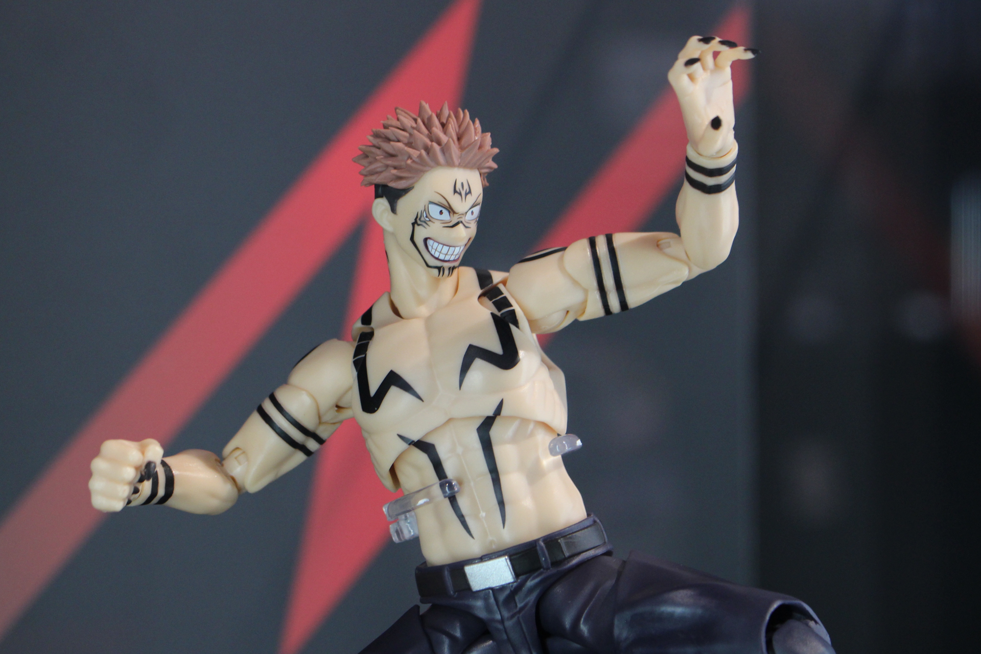 全身の可動により、躍動感のあるポージングが行える