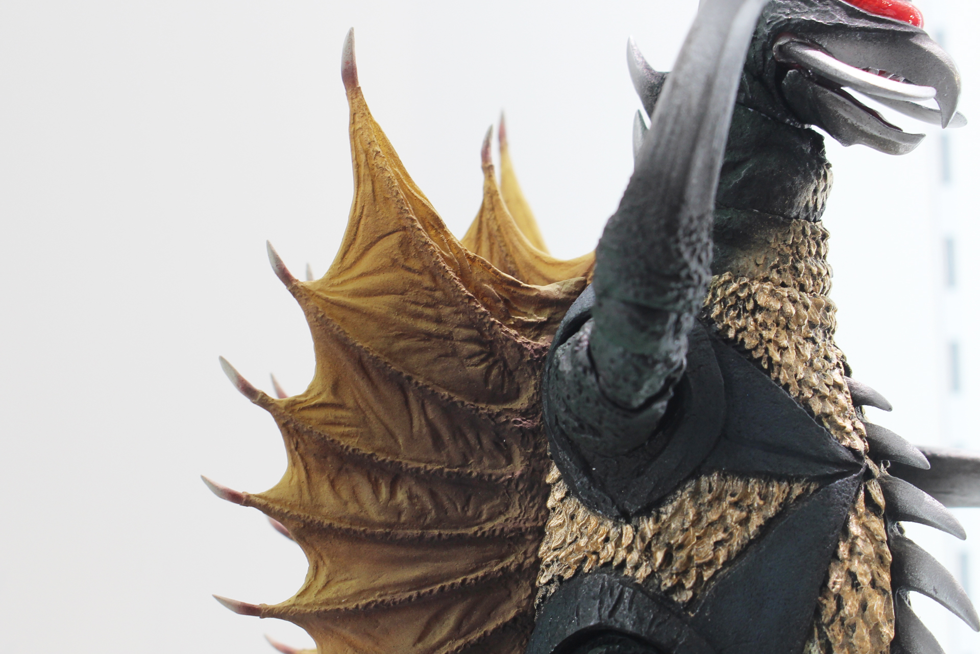 鱗や翼の質感にも注目。透明パーツに彩色することで、透ける様子を表現している