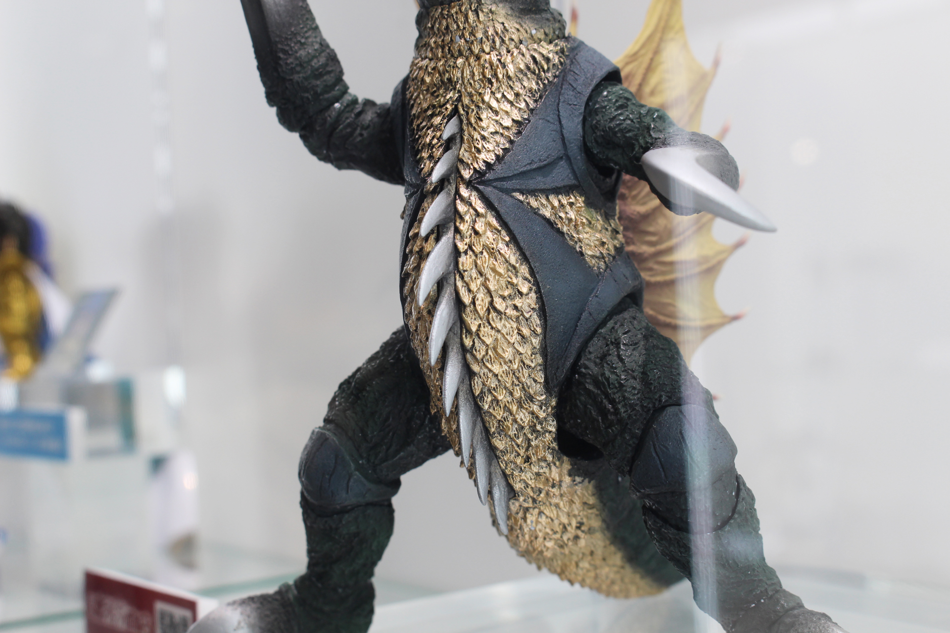 ガイガンを象徴する腹部のカッターは可動する