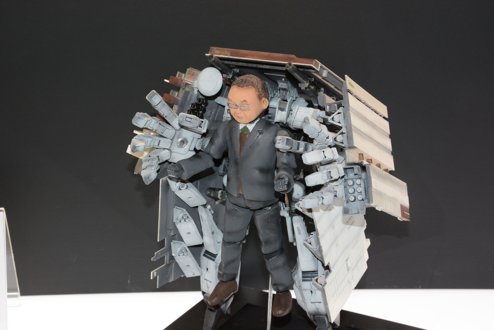 「壽屋本社ビル変形アーマー」、コトブキヤ社長・清水一行氏がコトブキヤ社屋アーマーと合体。アーマーはきちんと本社ビルに変形するとのこと