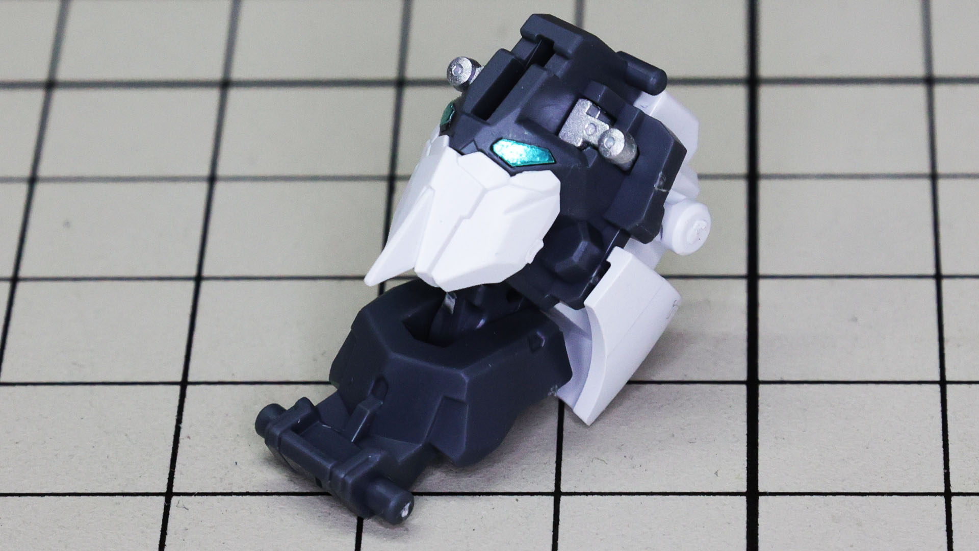 ツインアイはシールで再現します