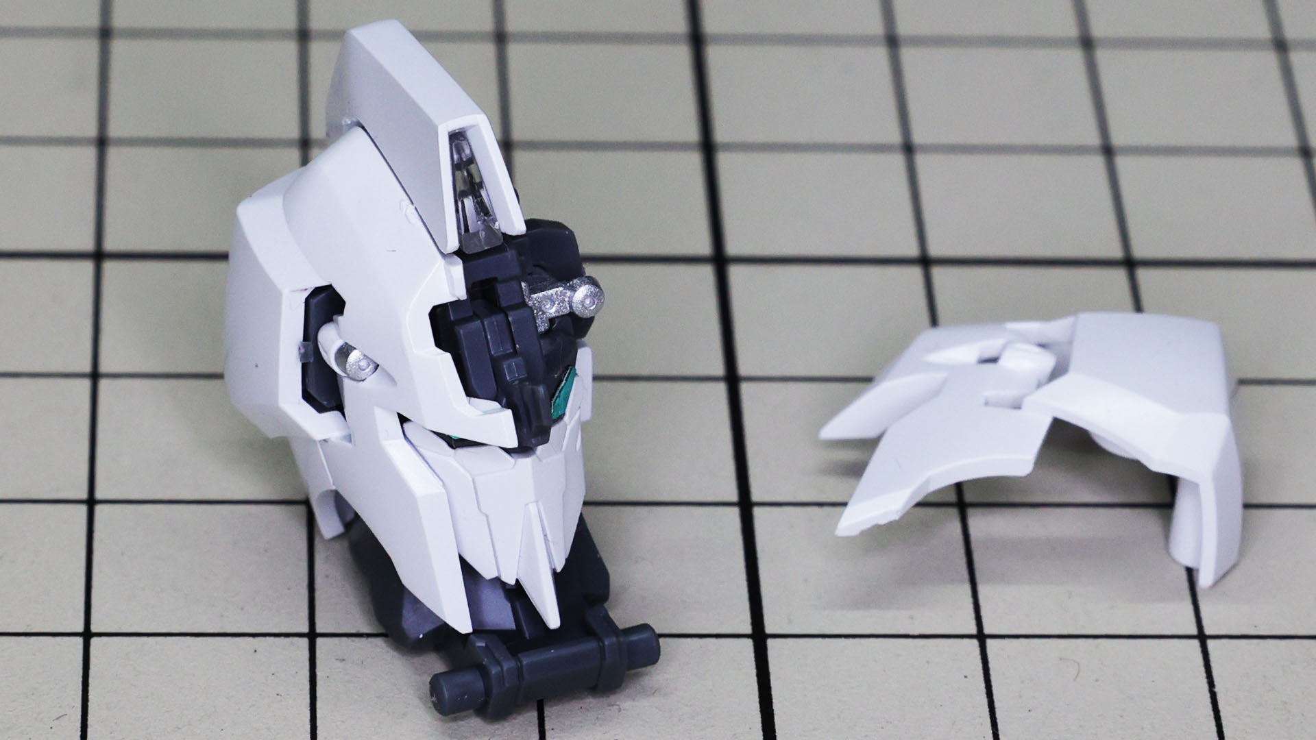 側頭部を組付けました。バルカン砲とダクトなどが強調されます