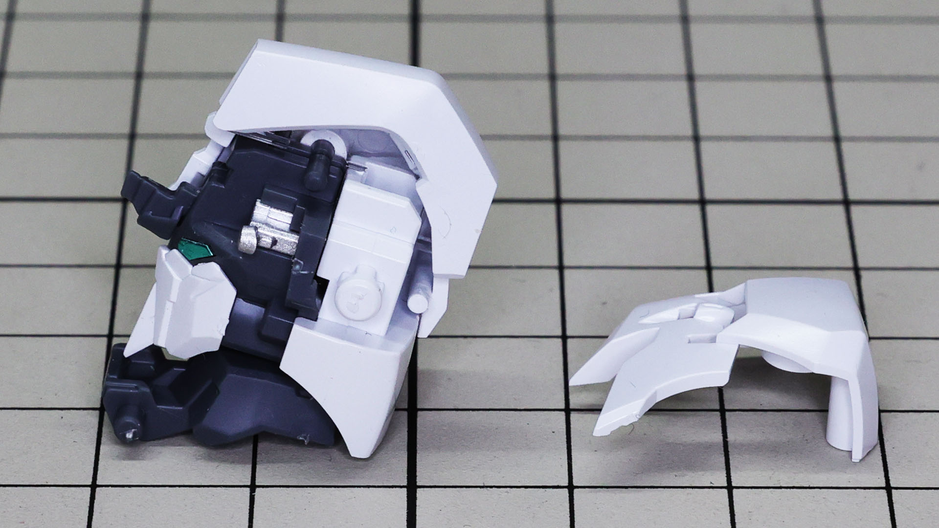 首とボディとの接続部は複雑に見えますが構造自体は簡単です。耳には別パーツ化されたカバーがあります