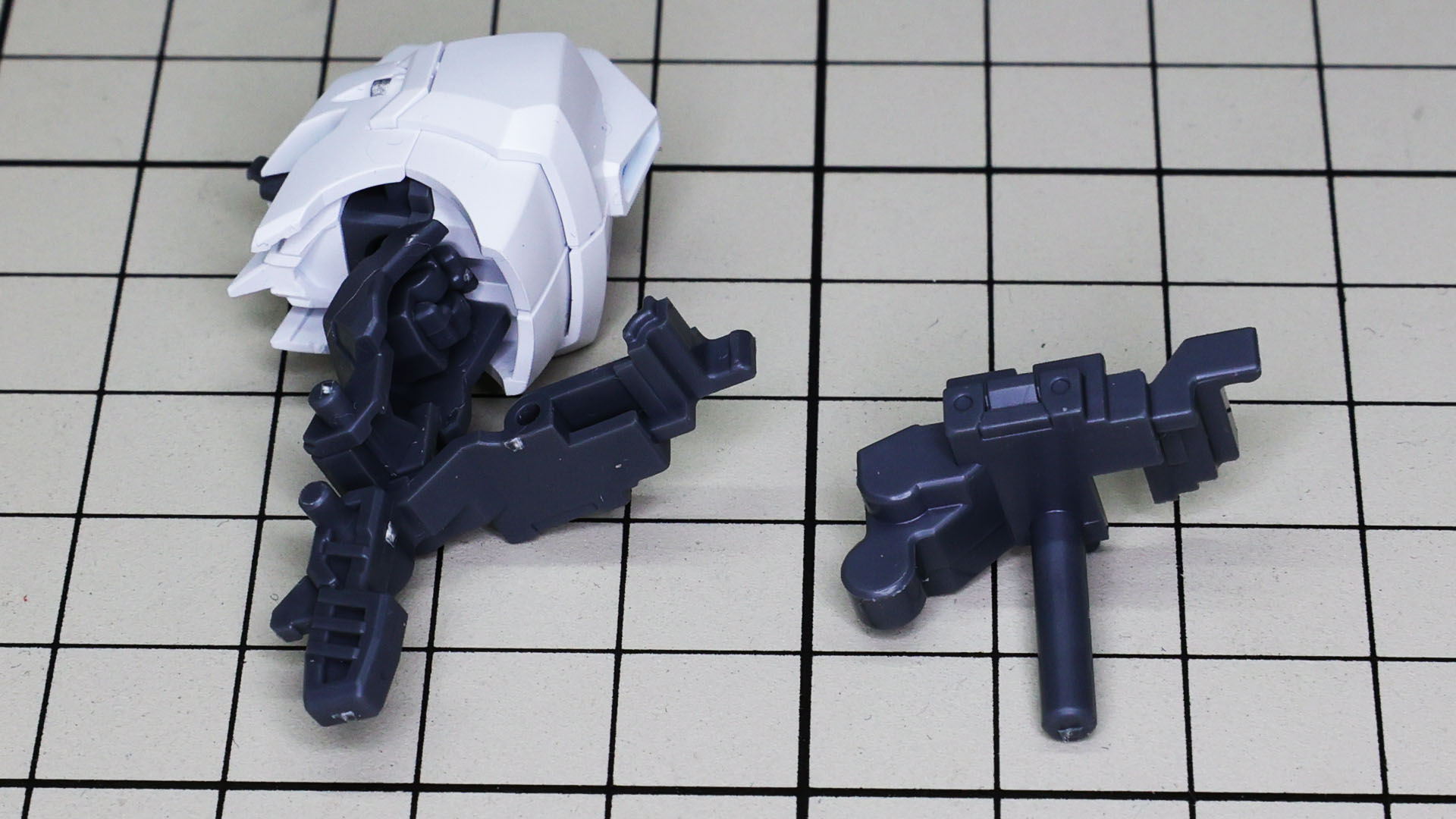 右側の軸のあるパーツはボディとの接続部です