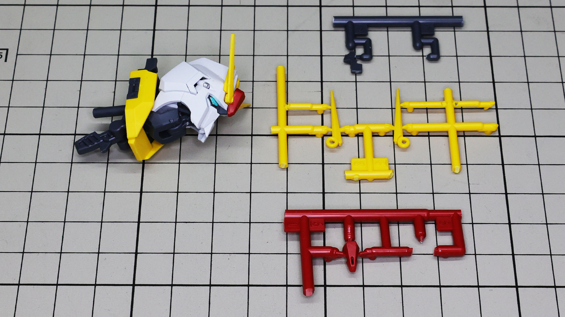 余剰パーツは保管しておきましょう。そしてダカールでアッシマーを助けられそうな首の角度！ 全て組み上がってこれができたら最高です。