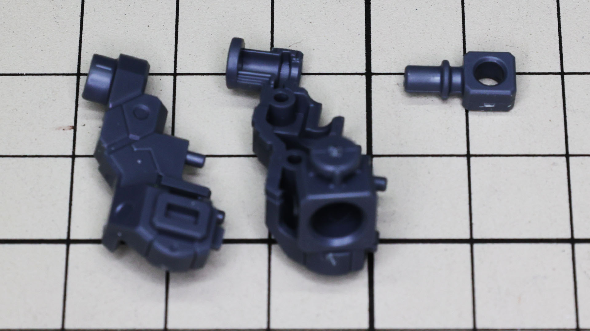 ボディフレームから組んでいきます