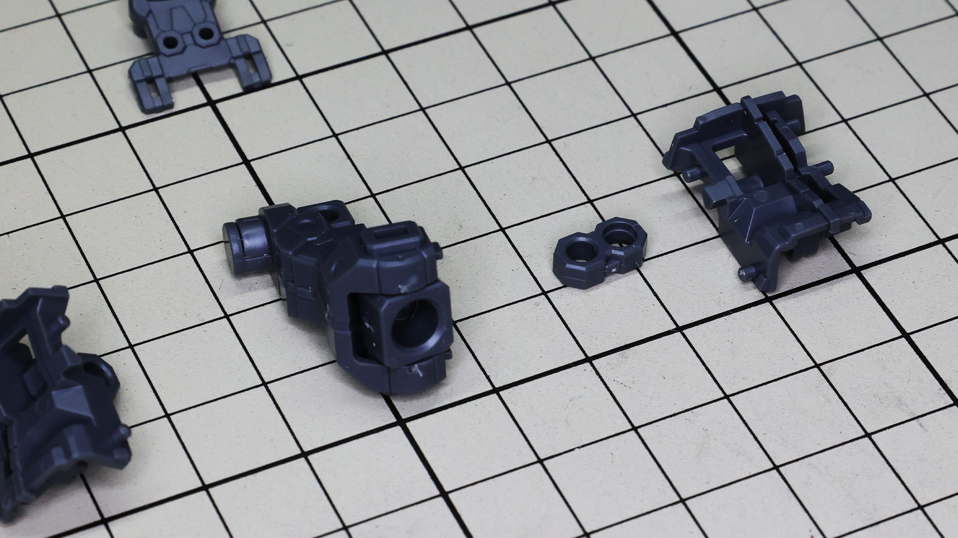 腹部左右（脇腹）で開閉するフレームを芯フレームに組み込みます