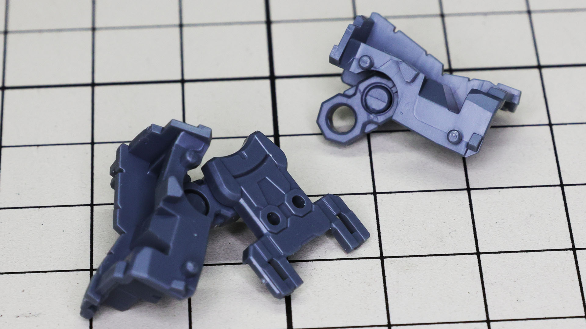 脇腹は左右一本ずつのアームで接続されます