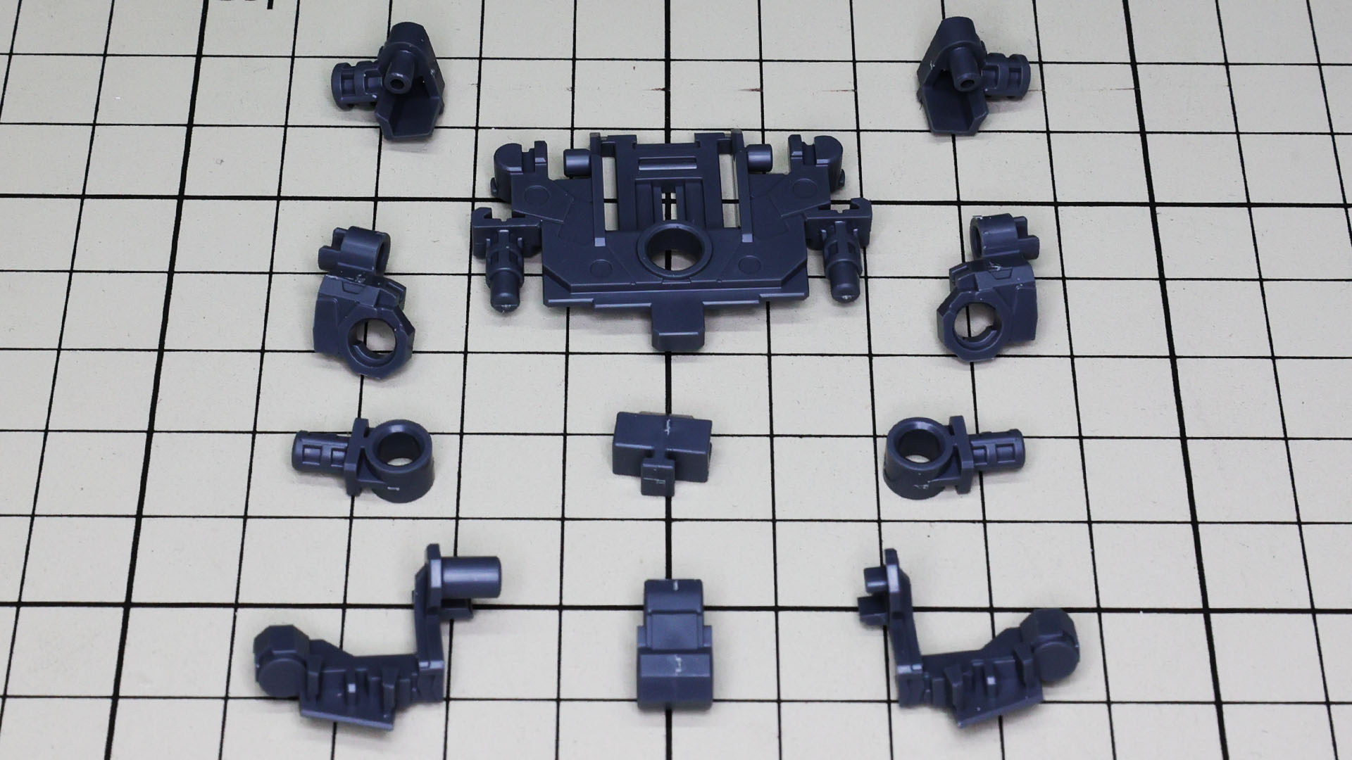 背中のフレームに肩とフライング・アーマーの接続フレームを組付けます