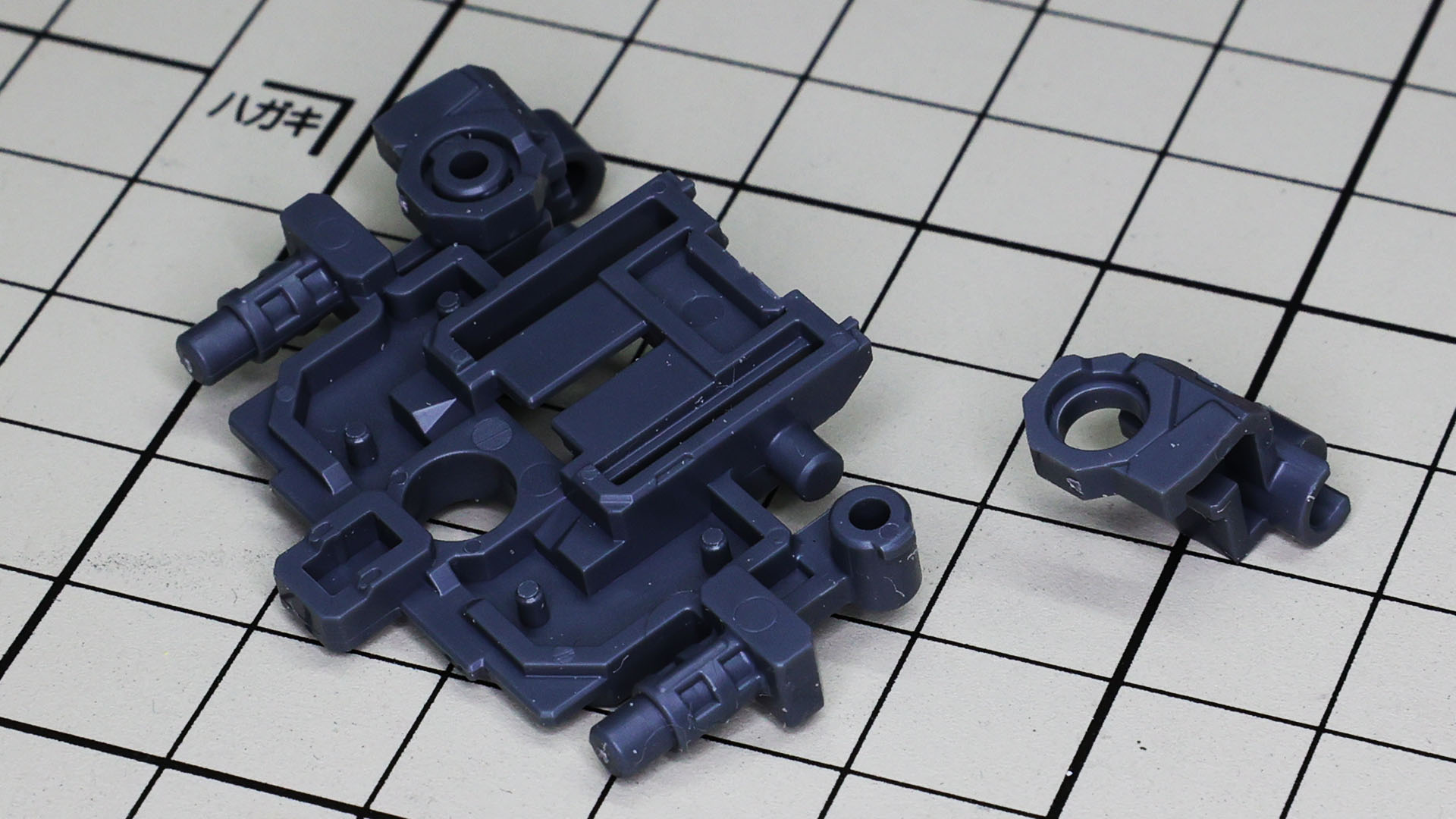 背中側に軸が用意されて、そこへ回転できるパーツを組み込むことで新しい可動性能を獲得しました