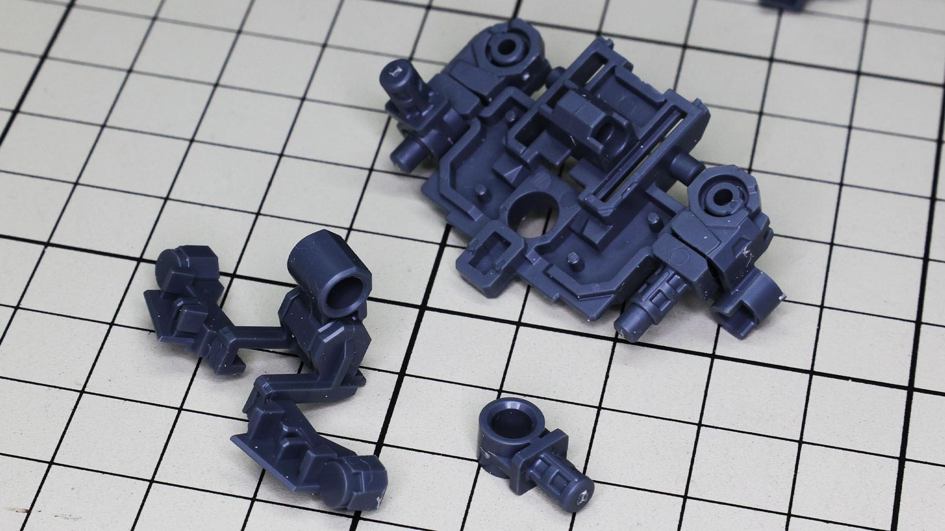 左のパーツはテール・スタビライザーの接続部であるとともにフライング・アーマーの軸を固定します