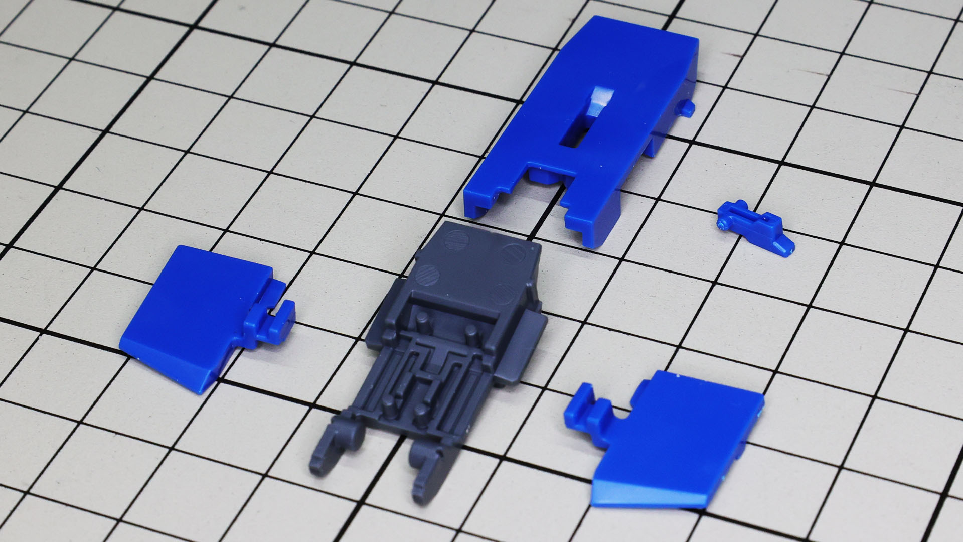 背中側はさらに装甲が重なります