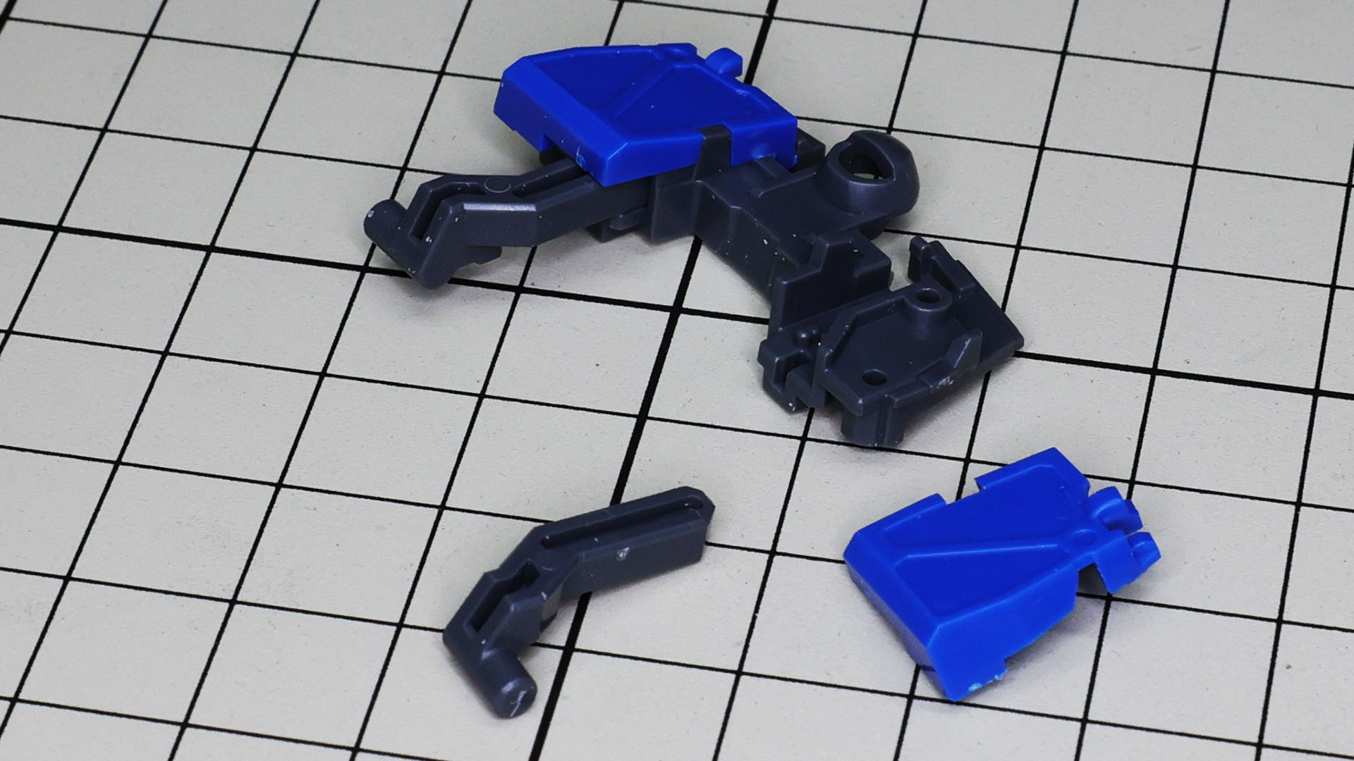 フレームに装甲を組み付けていきます