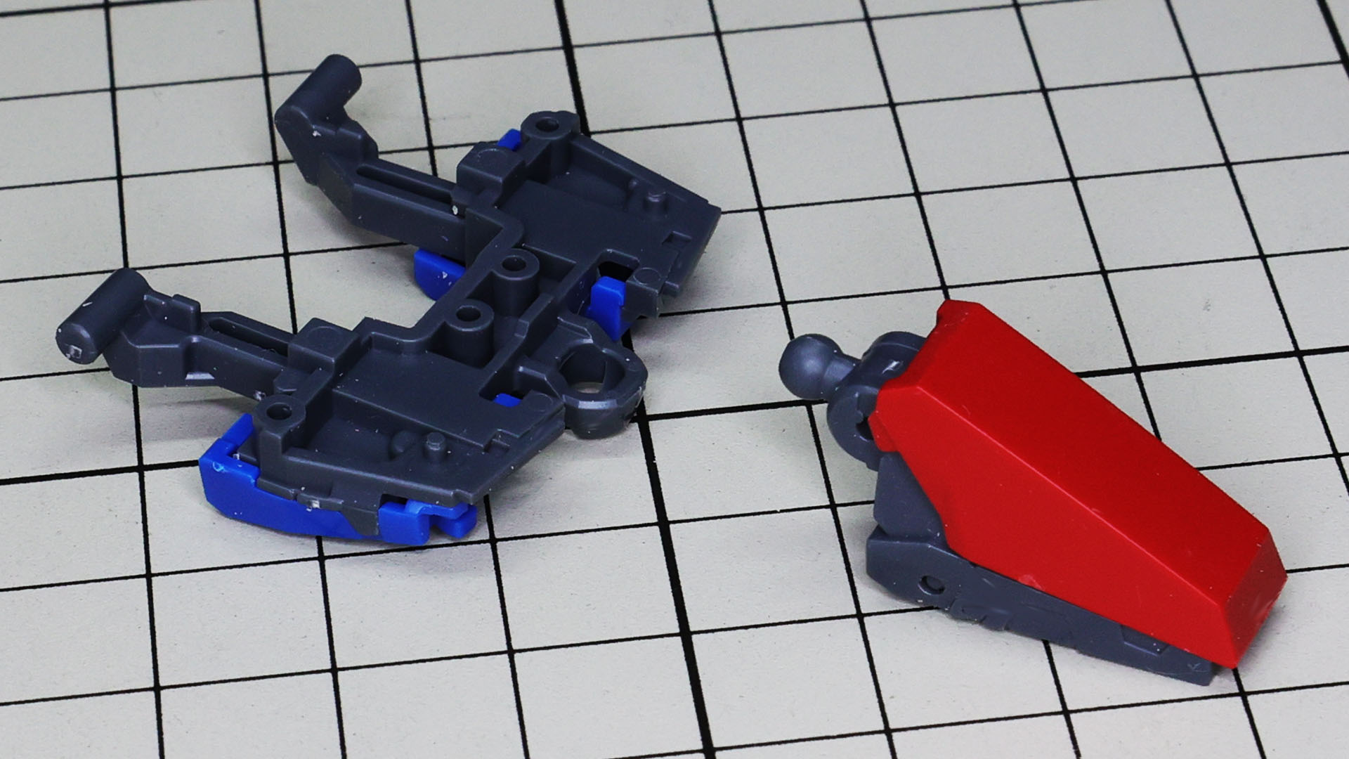 コクピットブロックはボールジョイントで接続、ポージングの際に微妙な角度を付けられます