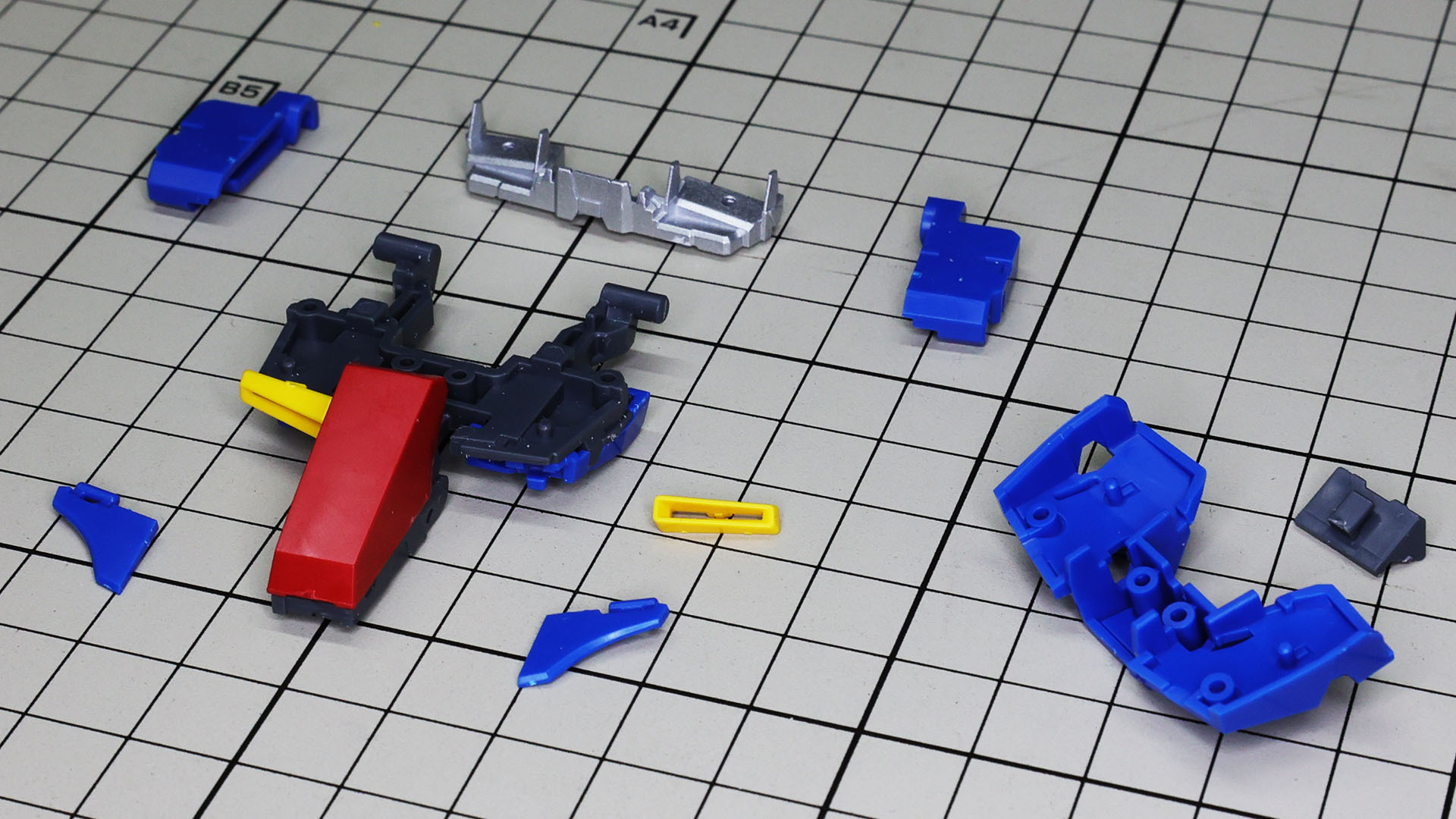 黄色いダクトを組付ければ一気にガンダムタイプのイメージに