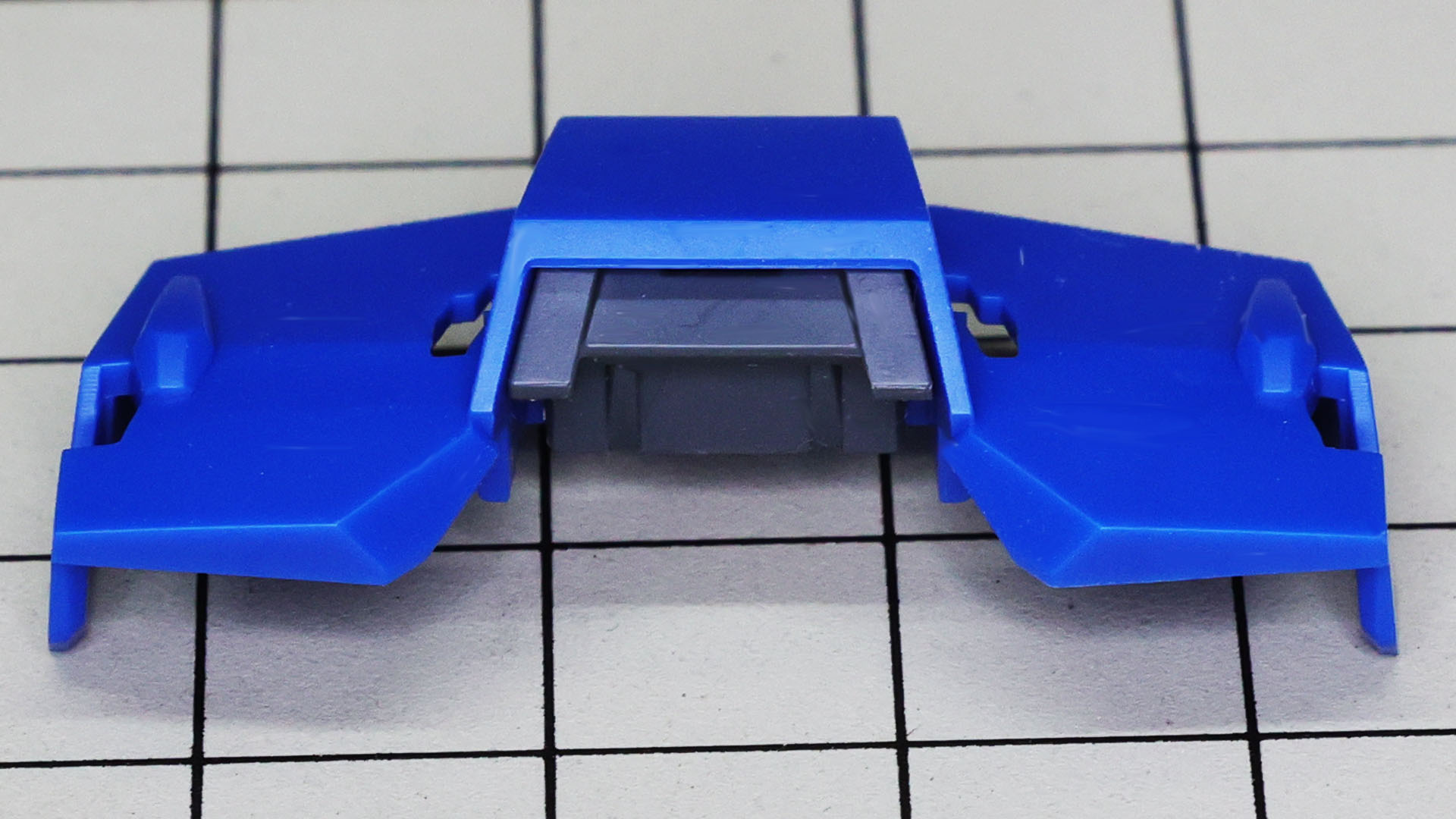 胸部装甲、首のところにはディテールパーツを付けます