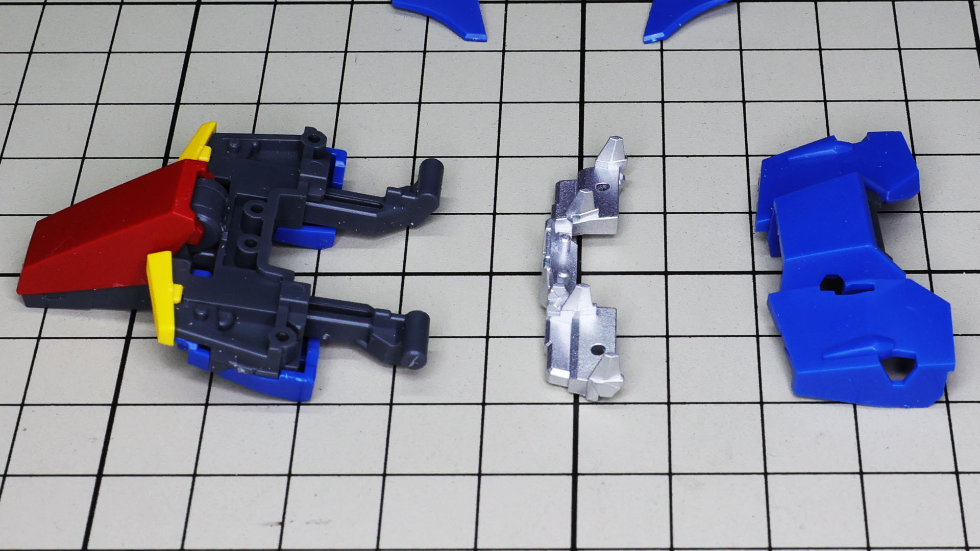 “Ver.Ka”シリーズでアイコンになっている胸部の4本のアンテナ状パーツはエクストラフィニッシュされています