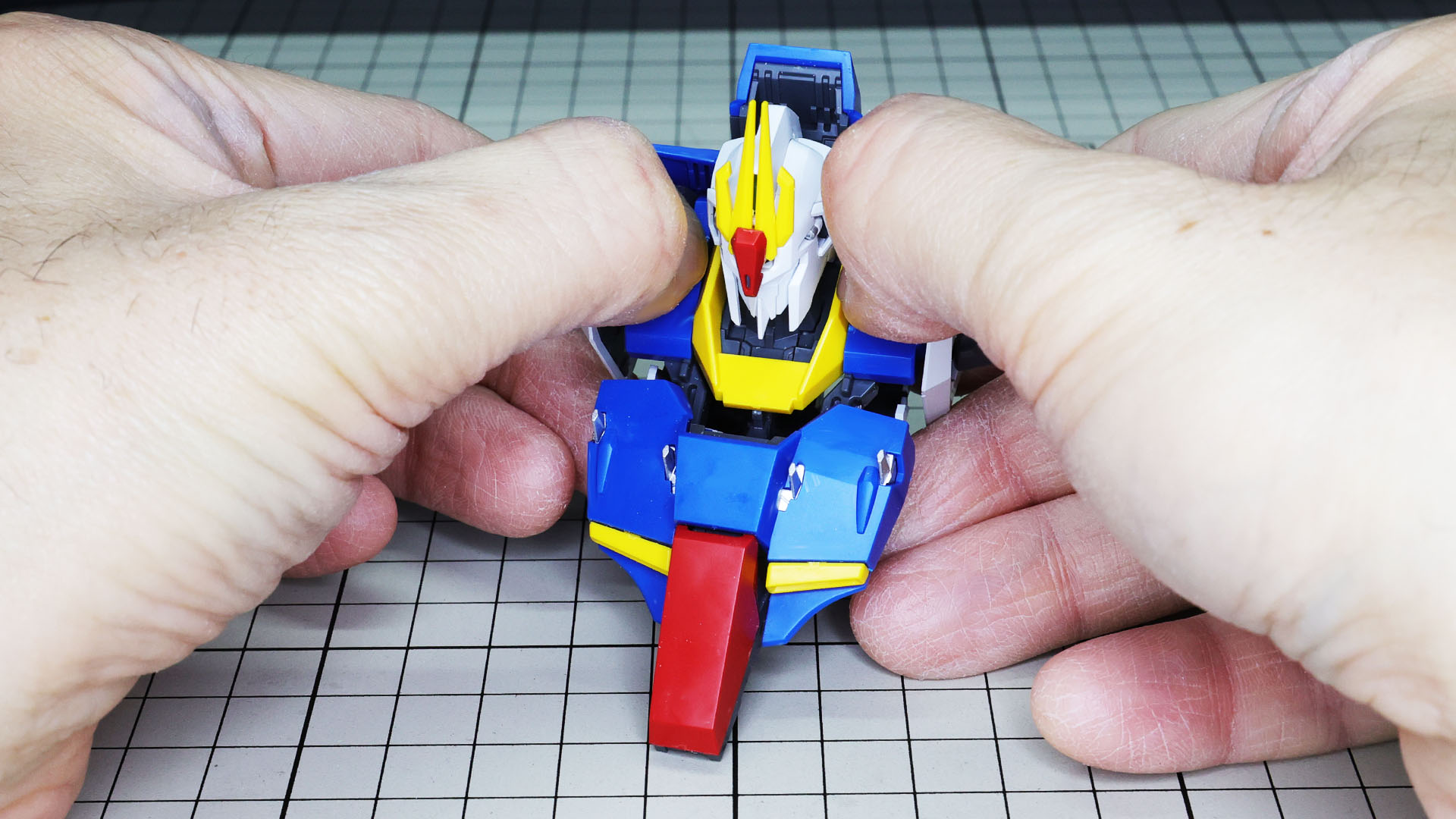 ボディ上からパチッとはめ込みます