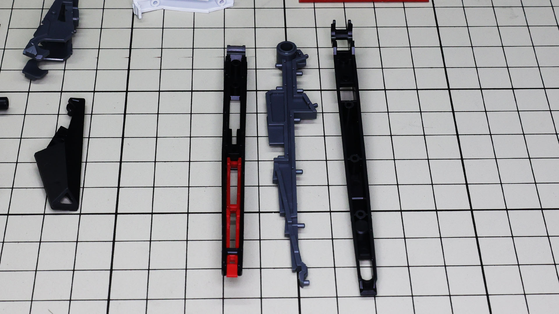 テール・スタビライザー本体は上下から、基部は左右から挟み込む構造です