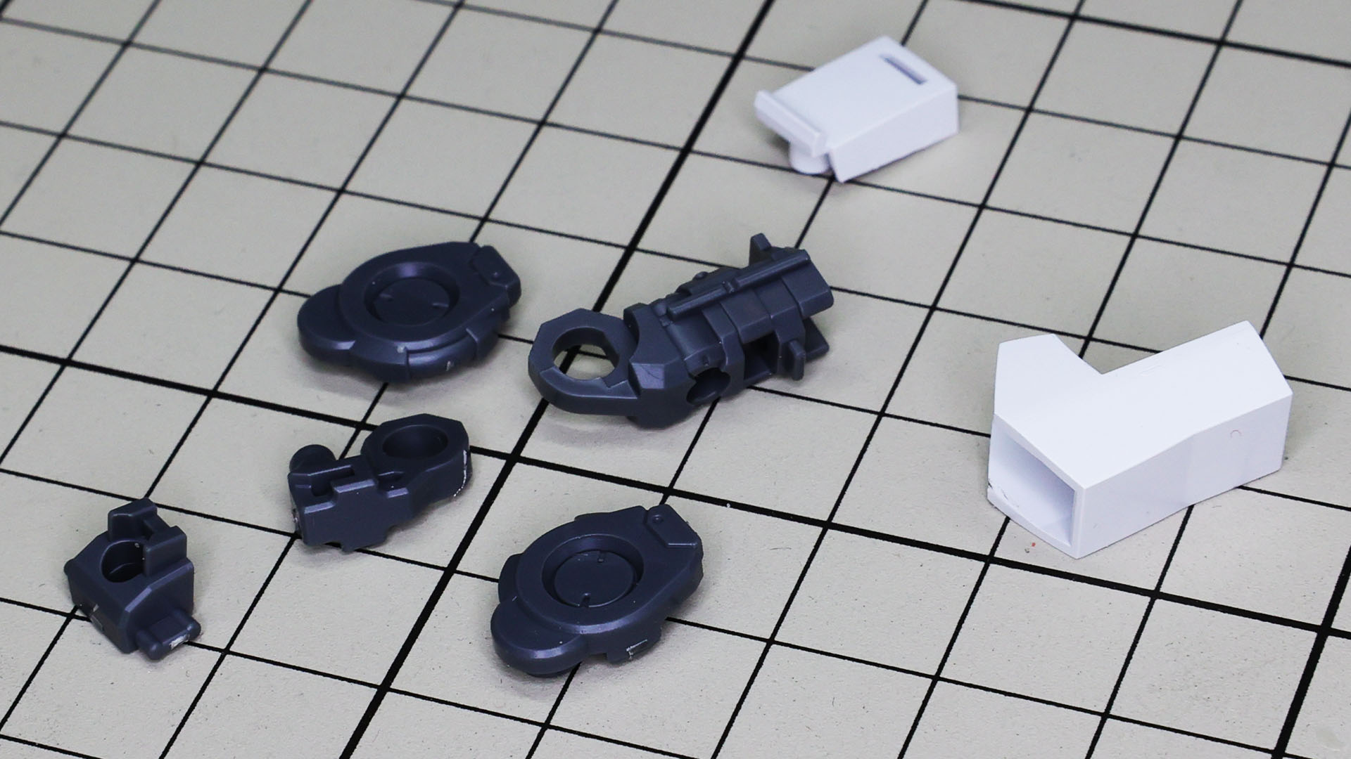 上腕と肘関節部を組みます