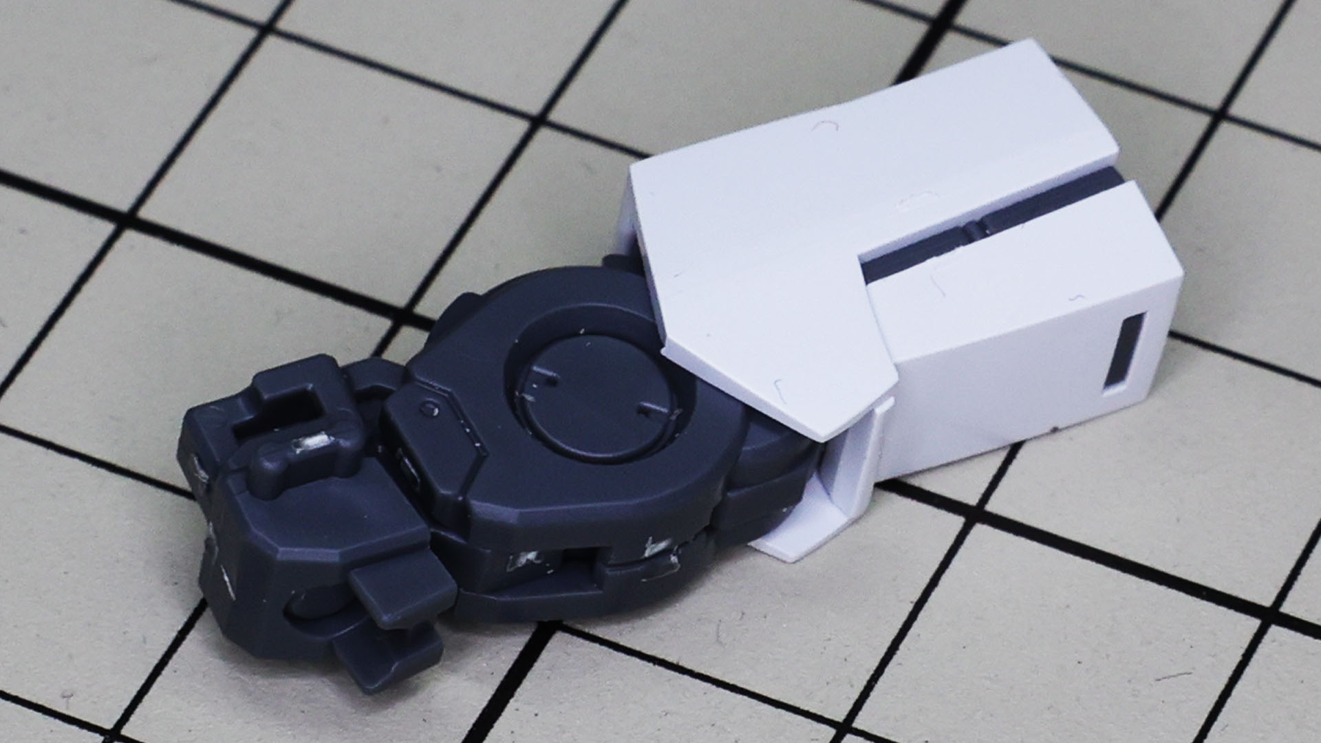 装甲を組み付けて……