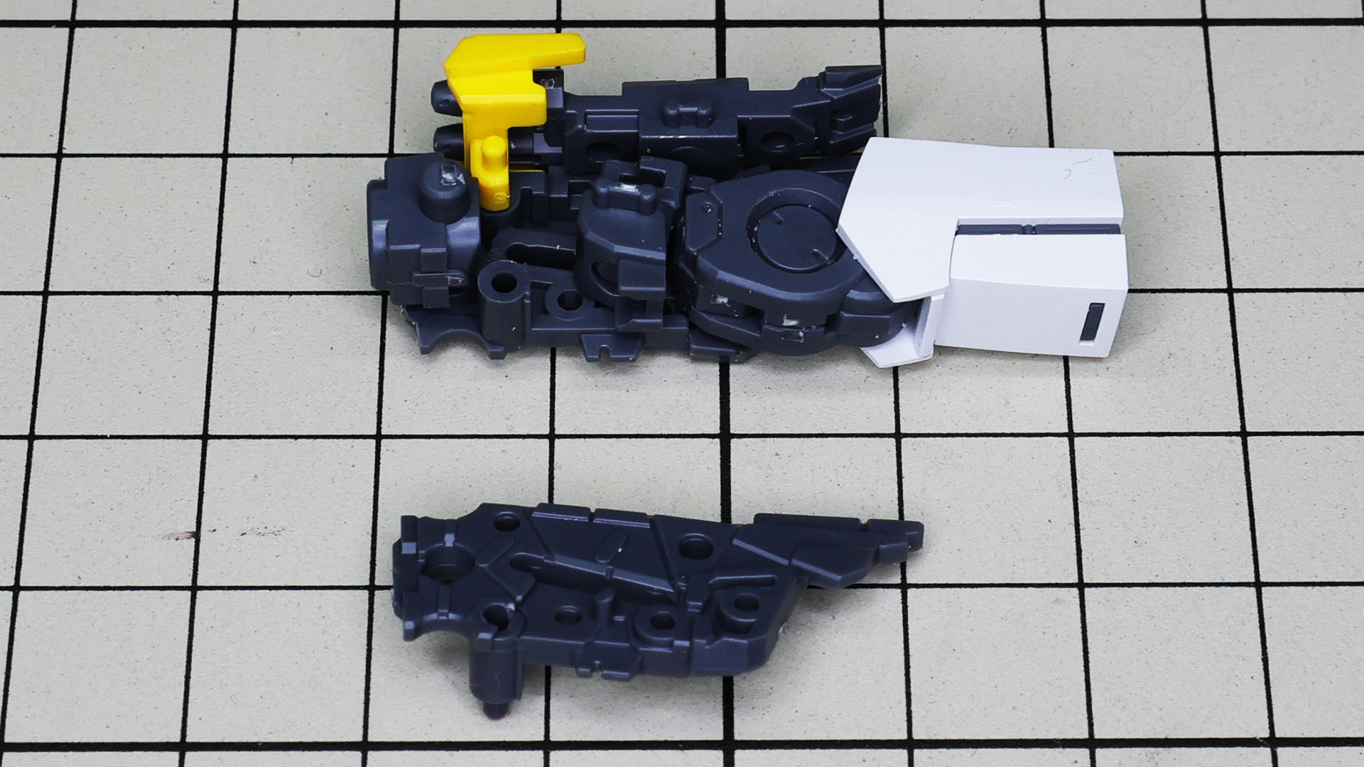 上腕＋肘関節とグレネード・ランチャー＋接続ラッチを入れ込みます