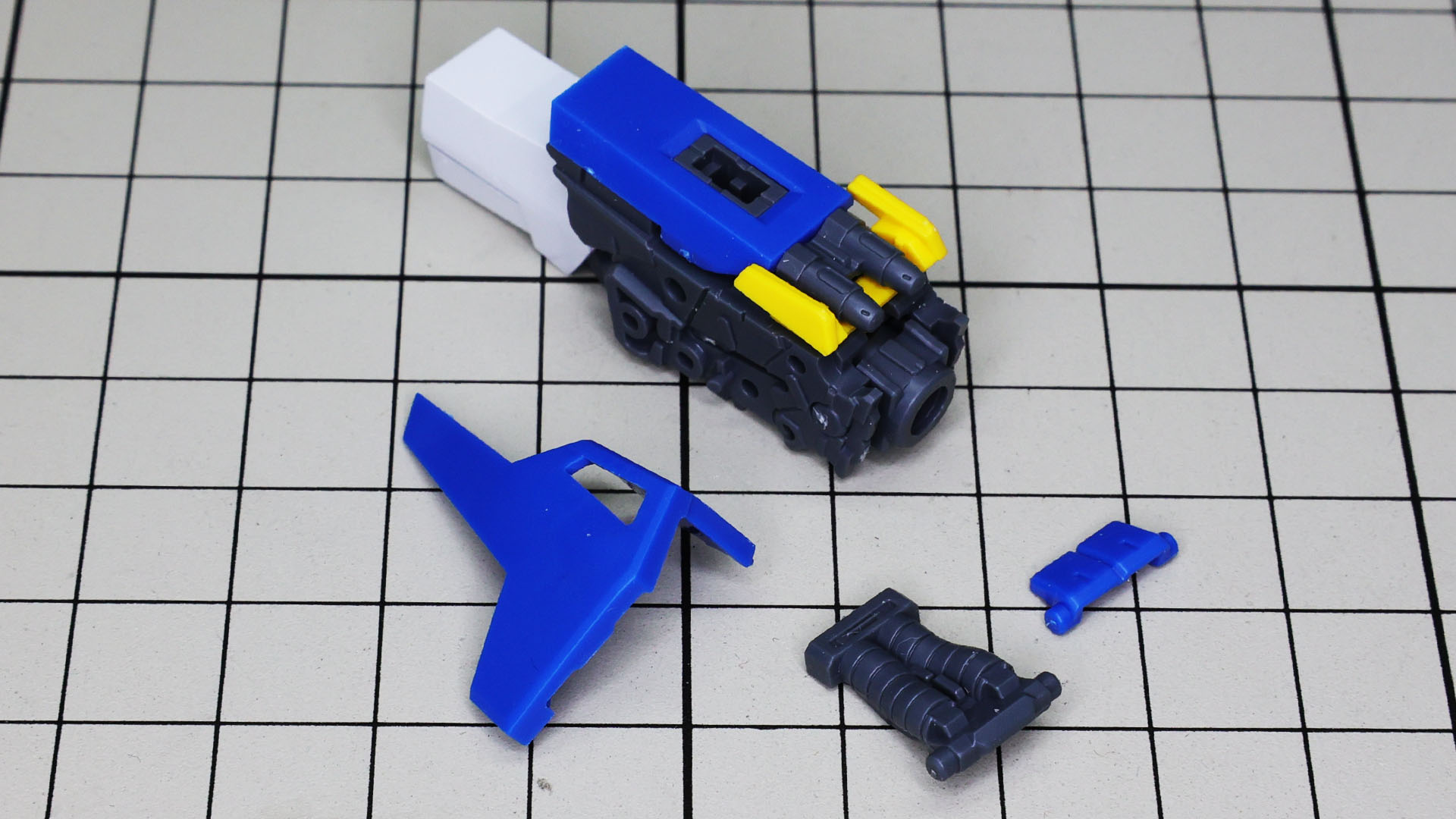 左右から装甲でグレネード・ランチャーハッチと腕内側のパイプ状パーツを挟み込みます