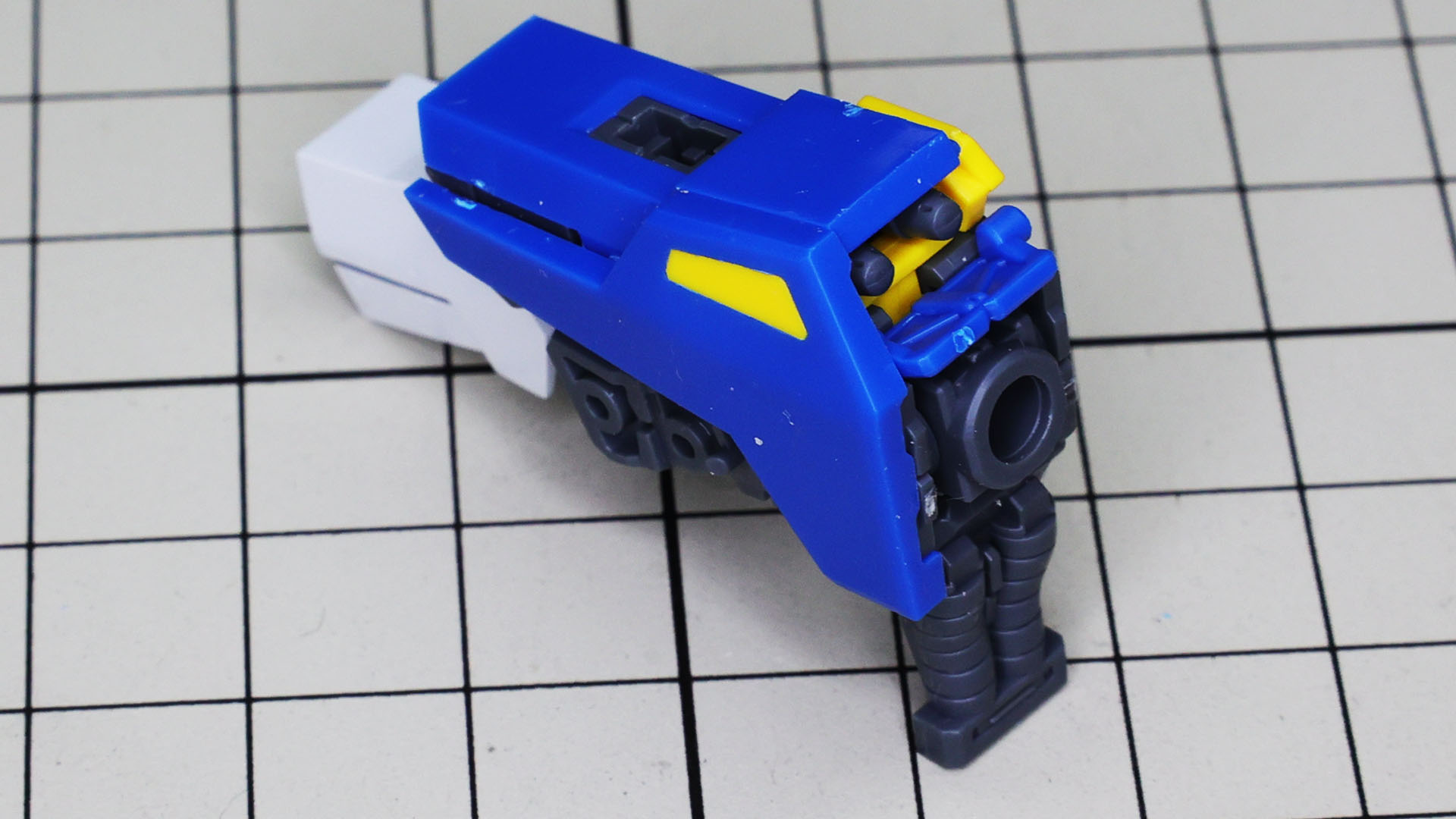 パイプ状パーツには腕の伸縮時のロック機構の役目があります