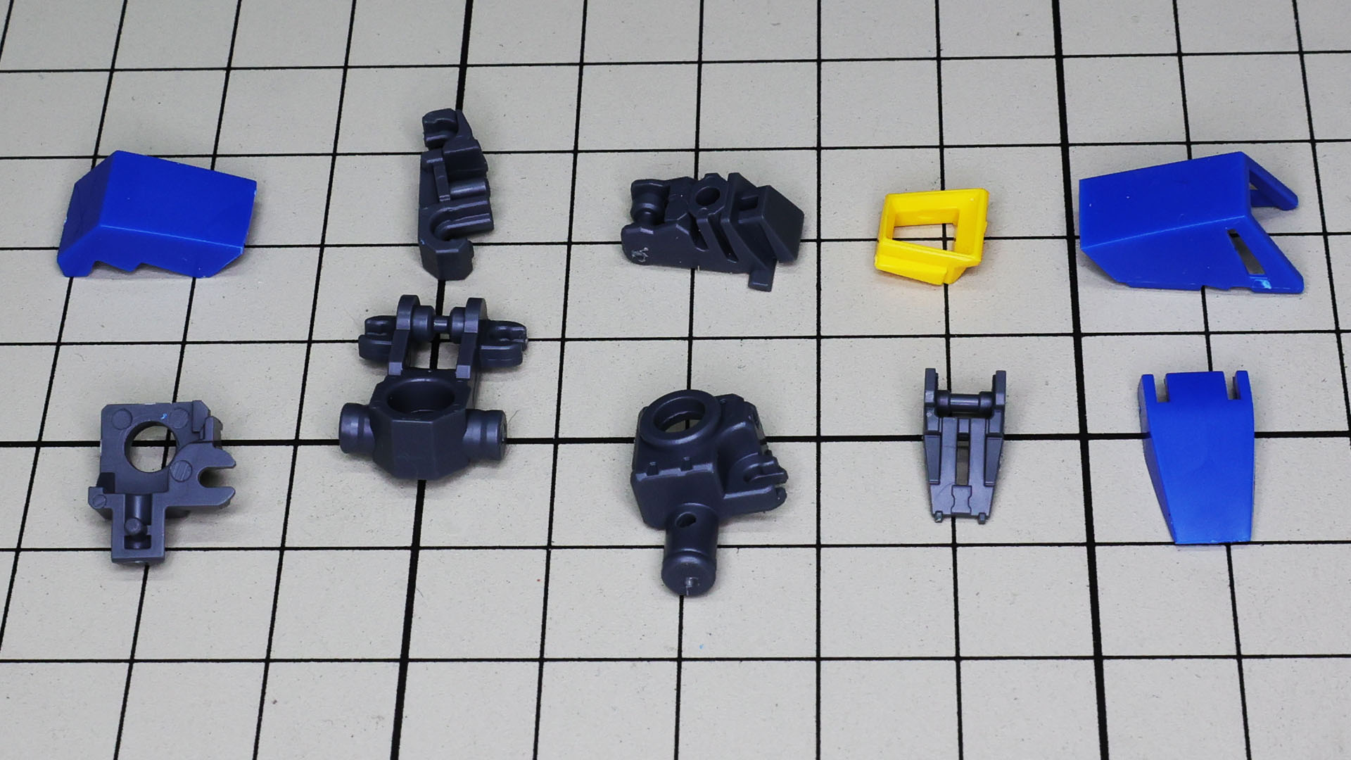 肩部を組み立てます。変形機構があるので多めのパーツ量になりますね