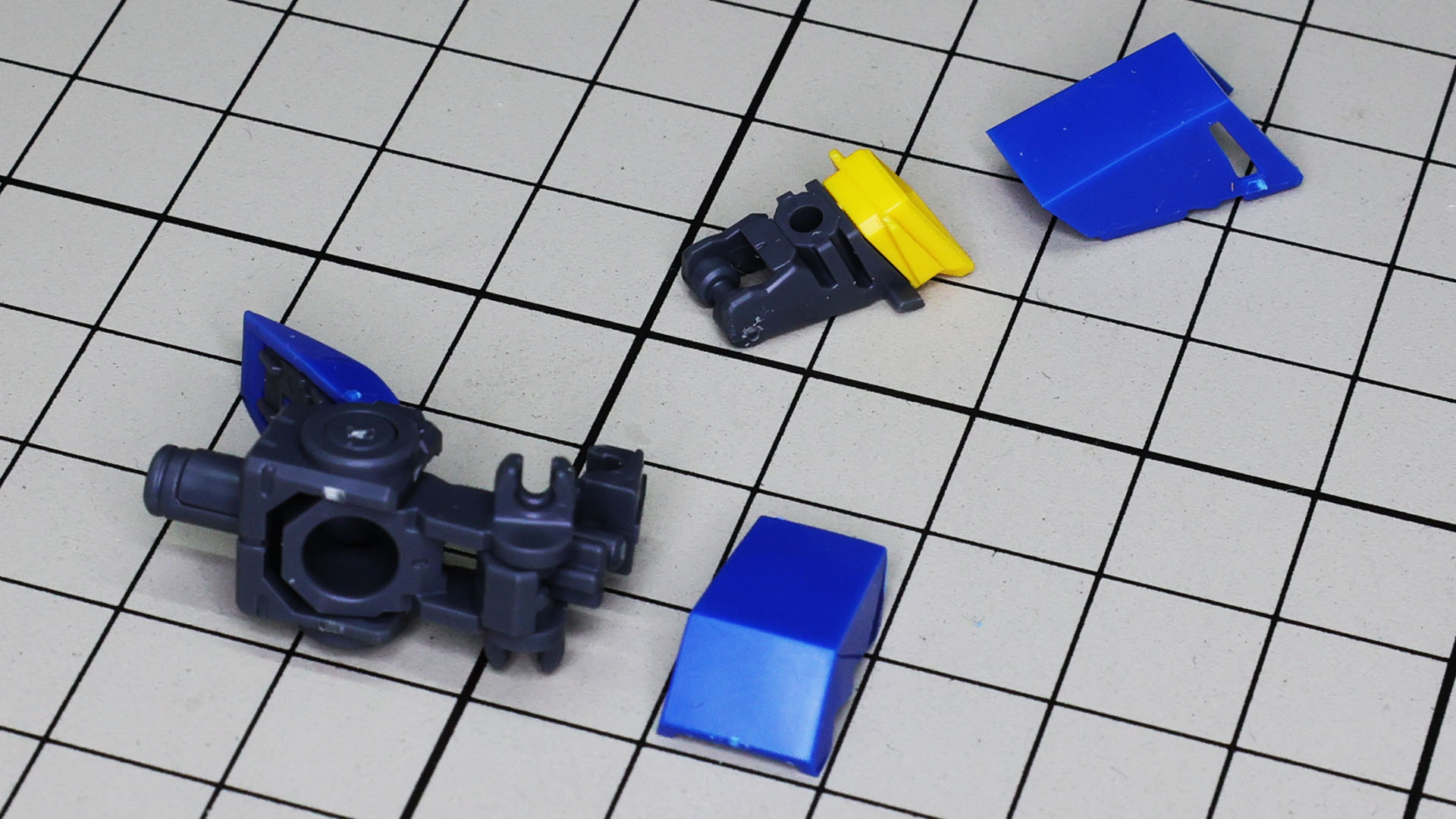 上部バーニアはフレームに黄色のディテールパーツを組み入れて青い装甲でカバーします