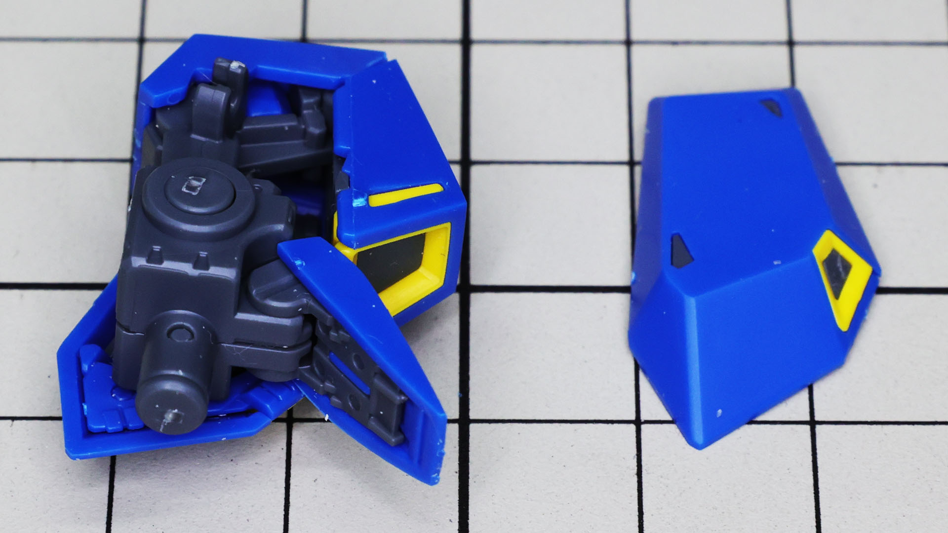 前後に組付ければ肩が完成します