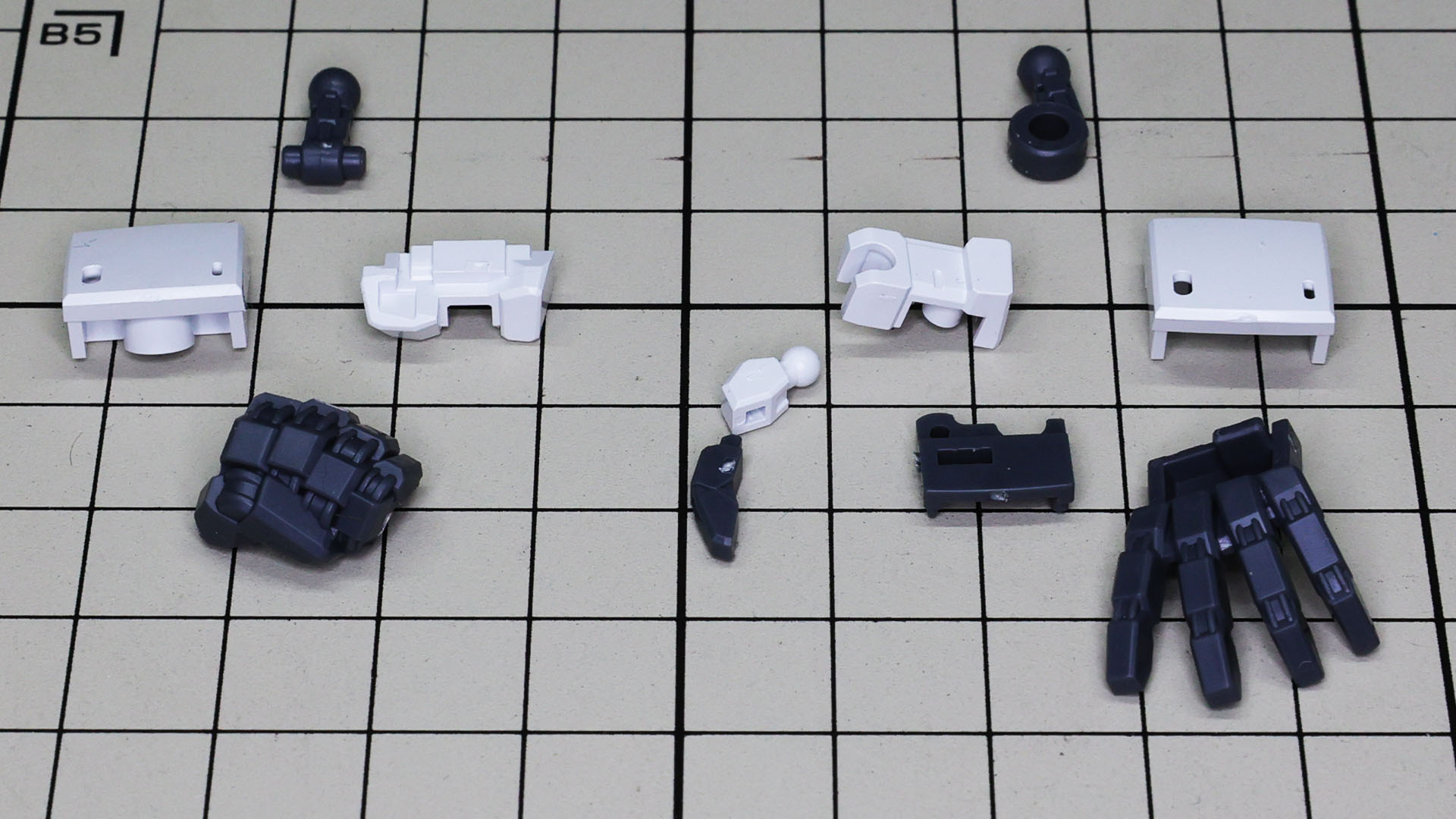 ハンドパーツはとても大きく、設定画を彷彿とさせます。現段階では握りこぶしと平手を組みます