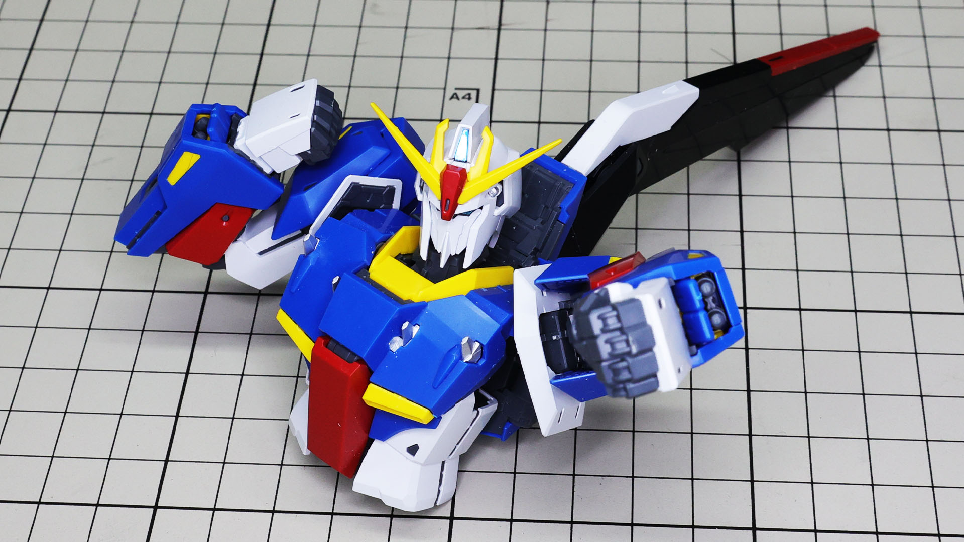 ぐいっと曲がった肘と大きい握りこぶしで力強さを感じさせます