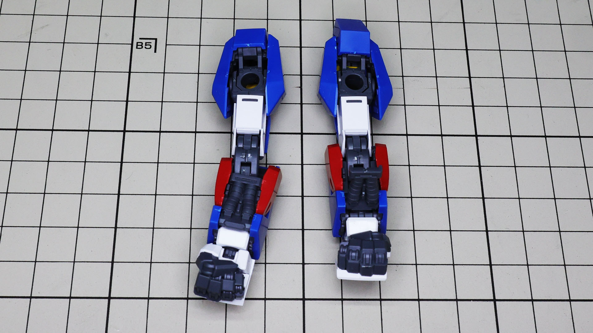 肘関節にも前後へのスイング機構があります。そして腕の伸縮機構でとても印象が変わります