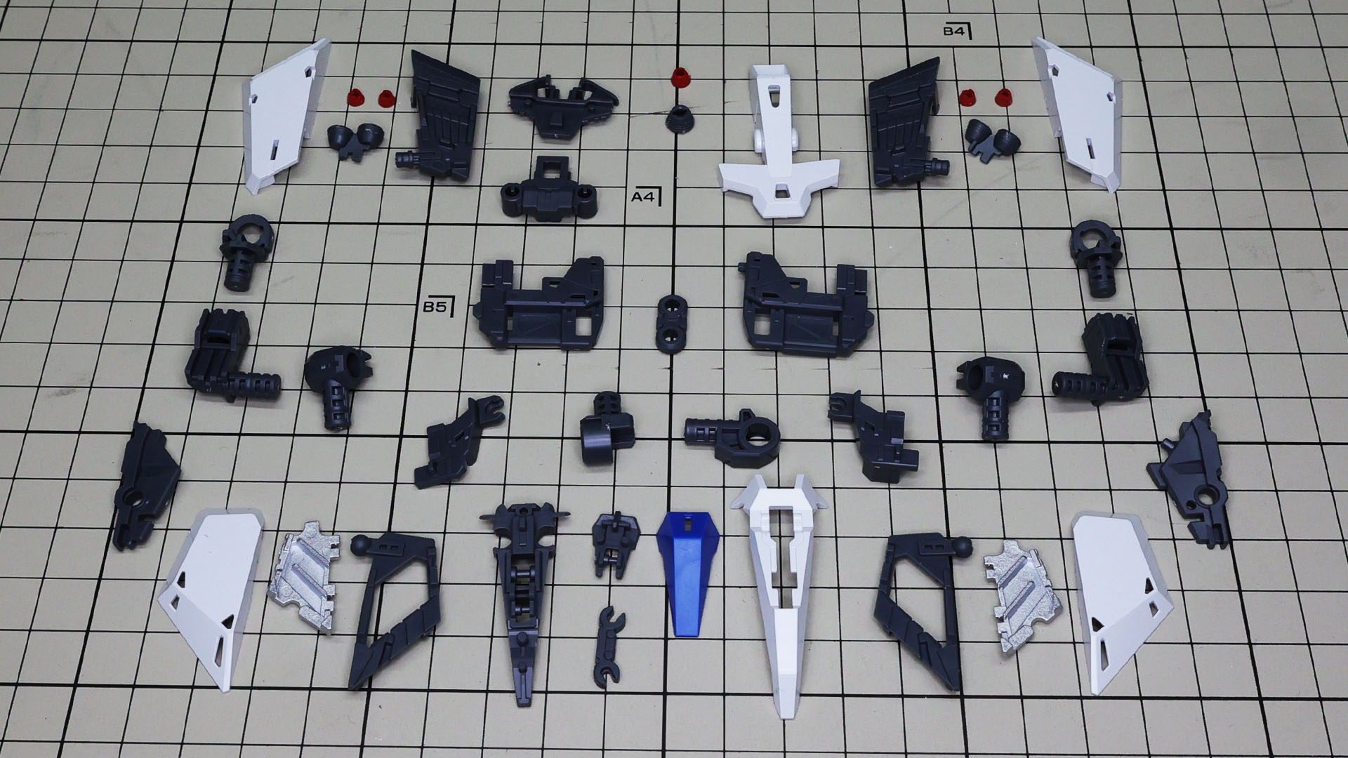 こちらもやはり変形機構のためパーツは多めですね