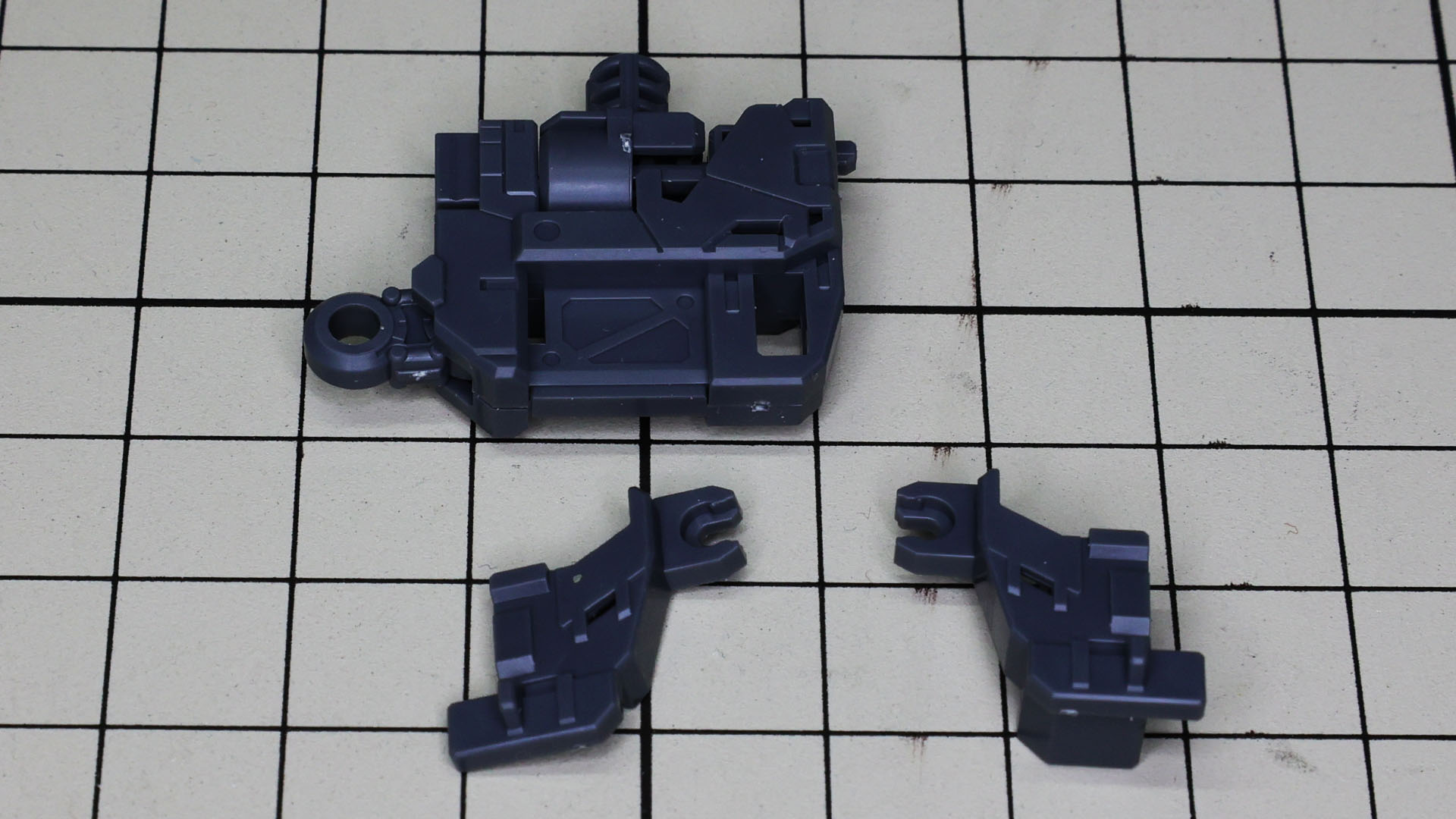 さらに股関節のロック機構を併せ持つフロントアーマー接続部も組付けます