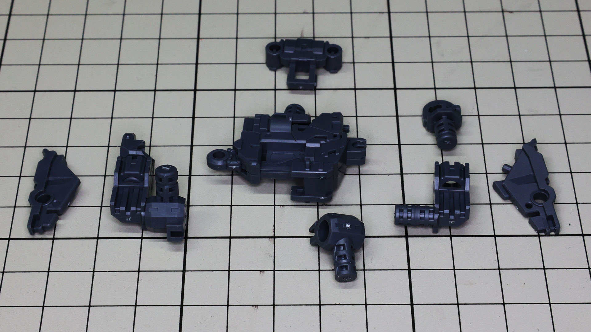 コアフレームが出来上がったら左右の脚部を接続するフレームを組付けます