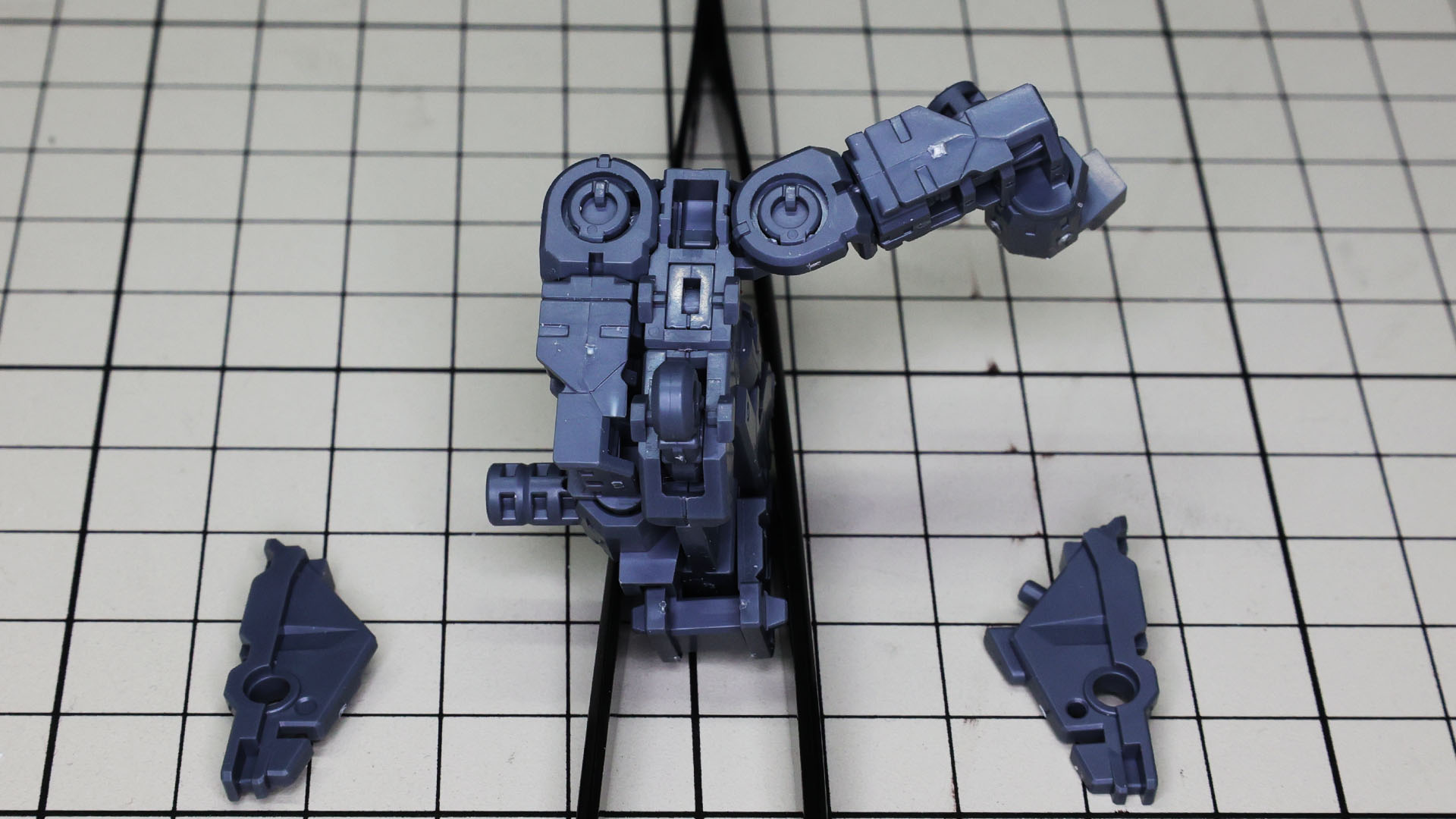 コアフレームのツメ付きの回転軸に組付け……回転させると、簡単には外れない構造になっています