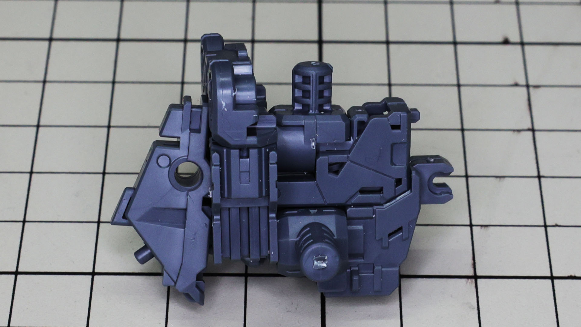 両脚の接続軸がロックされます