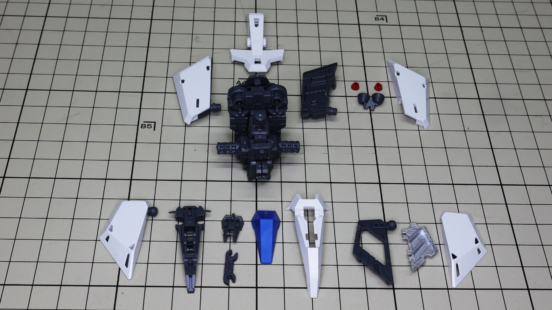 前後にある腰部アーマーを組んでいきます