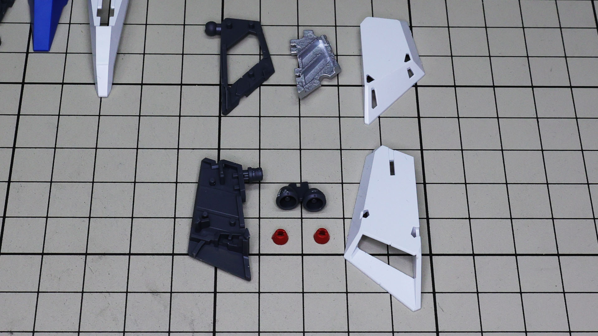 上段がフロント、下段がリア。それぞれにディテールやバーニアが内包されます