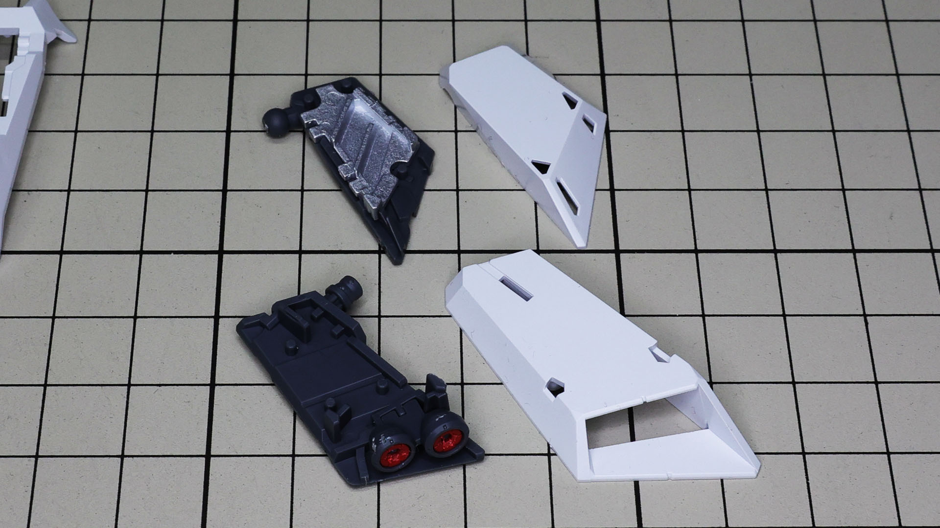 左がフロント、右がリア。それぞれの裏側もディテールが楽しい