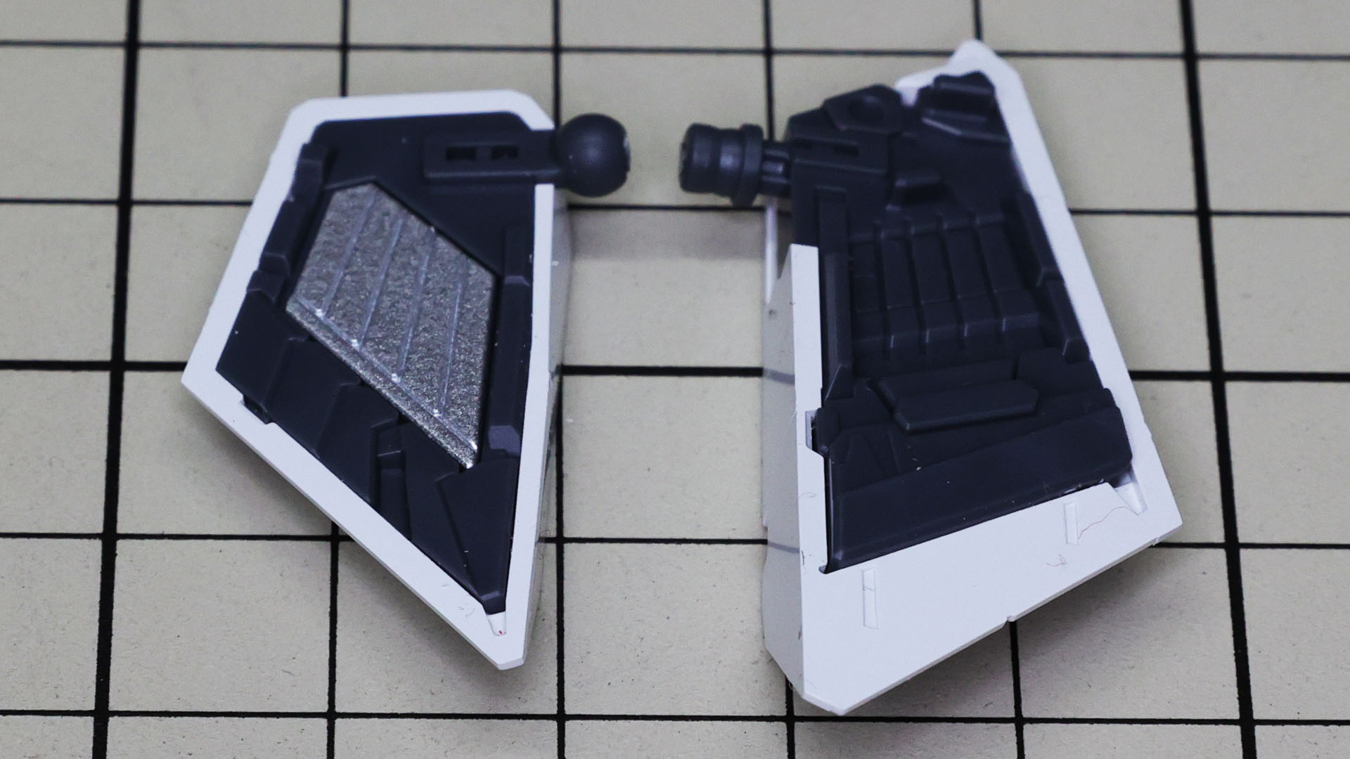 左がフロント、右がリア。それぞれの裏側もディテールが楽しい