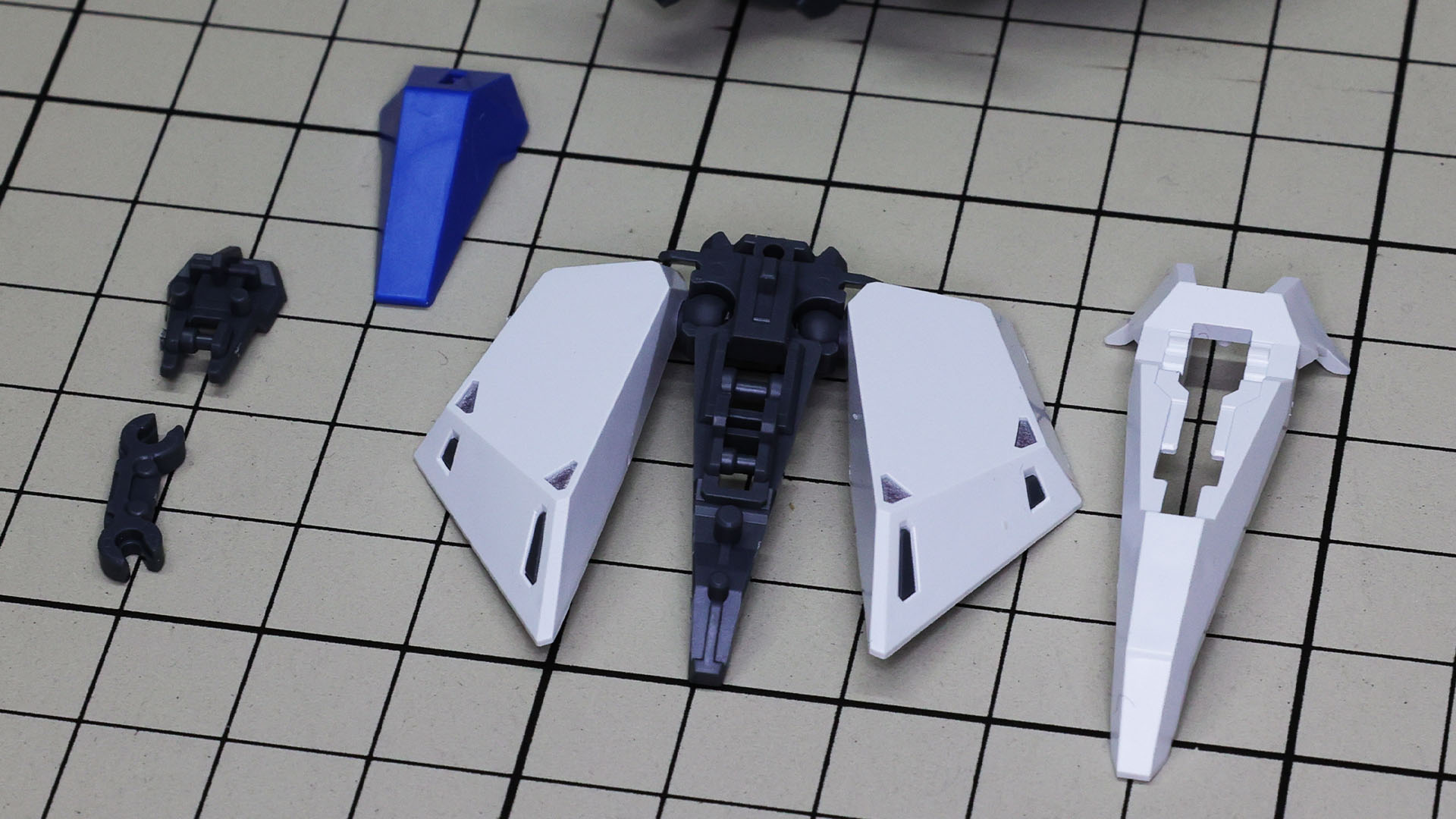 フロント中央にはウェイブ・ライダー時にランディング・ギアになる機構が盛り込まれています