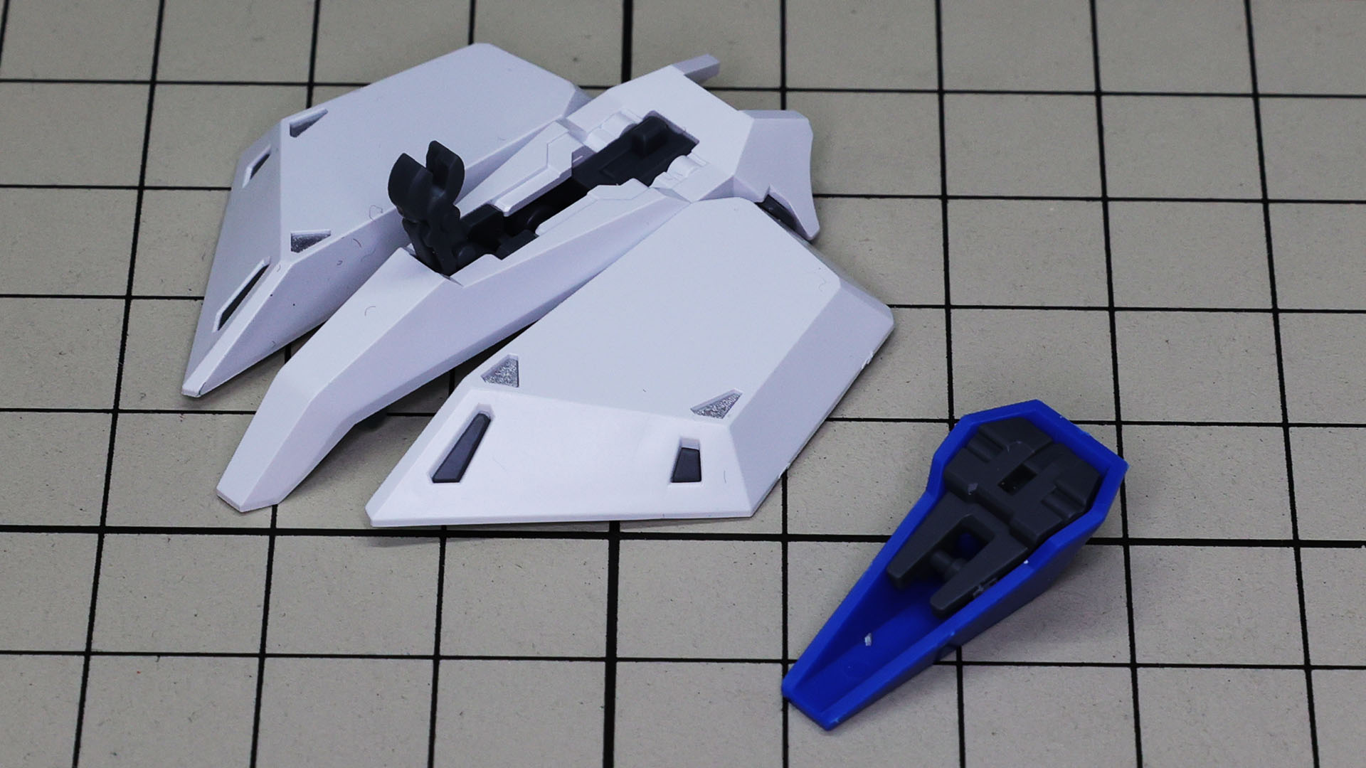 フロント中央にはウェイブ・ライダー時にランディング・ギアになる機構が盛り込まれています